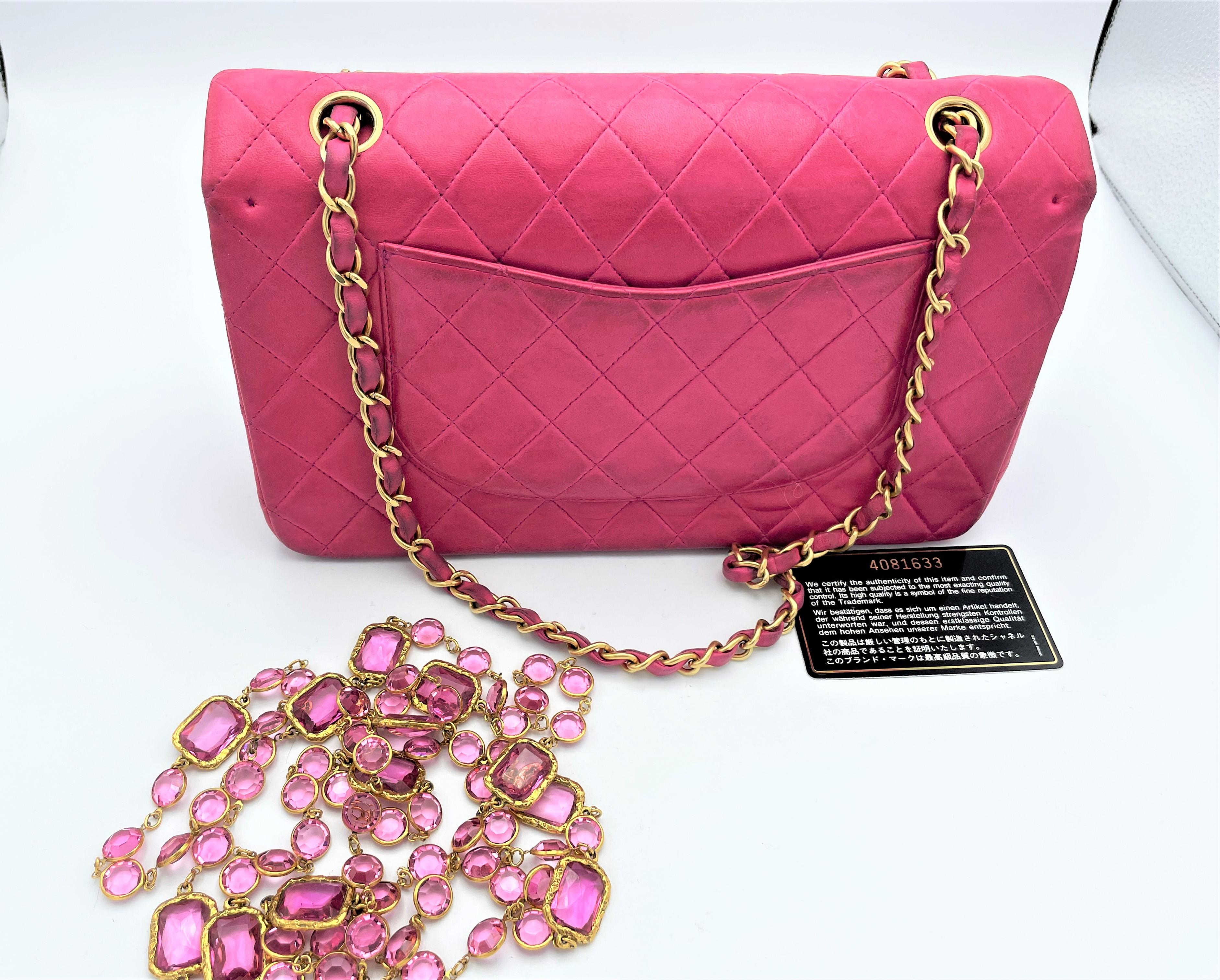 Vintage CHANEL gesteppte Vintage-Doppelklappentasche, Lammfellleder, mittelgroß in Rosa, 1995 4