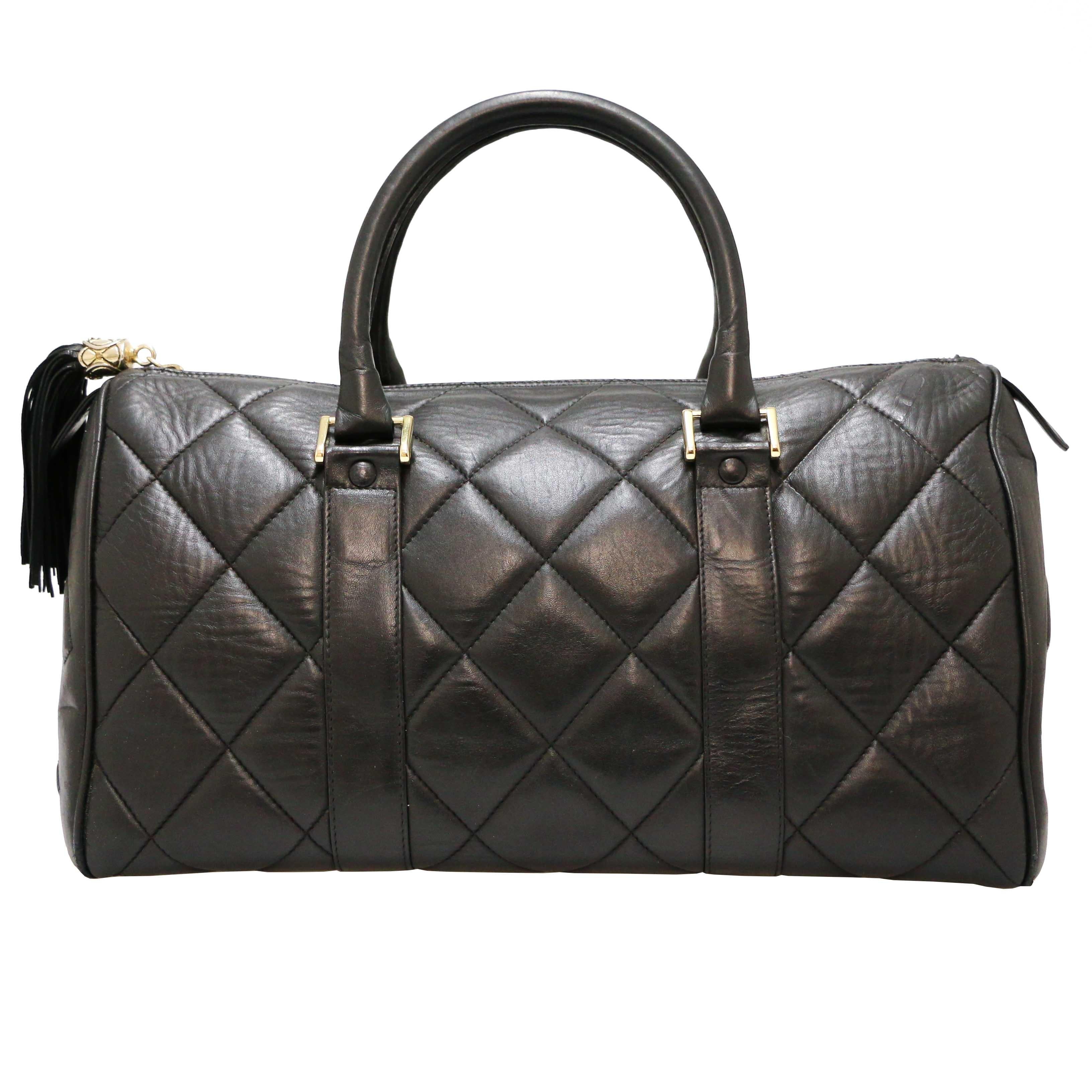 Wonderful tote bag from Chanel in quilted black lamb skin

Condition: very good
Made in France
Collection: tote bags
Genre: unisex
Material: quilted leather
Inside: maroon leather
Color: black
dimensions: 40 x 20 x 18 cm
Hologram: no
Year: