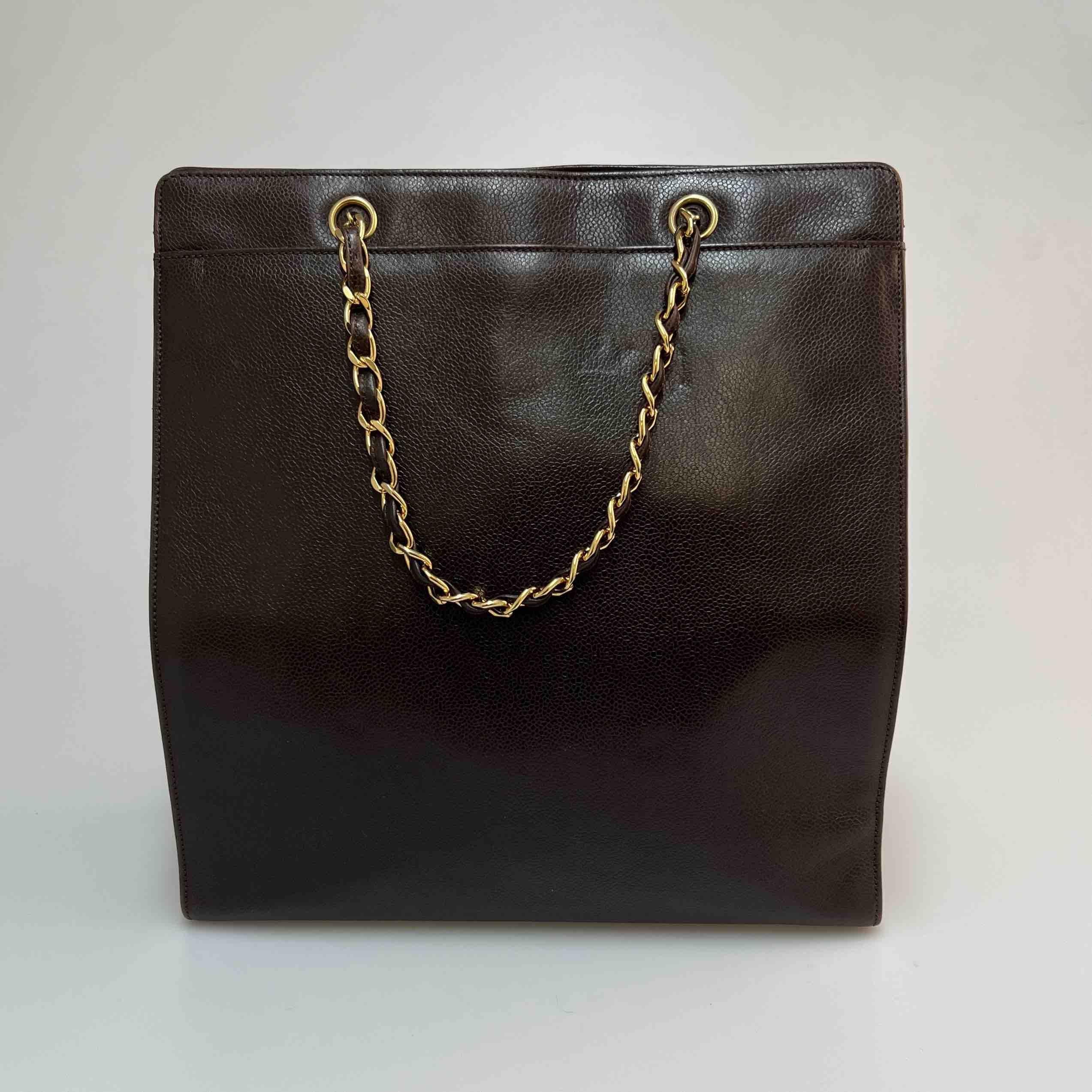 Vintage CHANEL Tote Bag in Brown Grained Leather. Magnetic clasp, worn on the shoulder. The hardware is in gilt metal.
In good condition.
Made in Italy.
Size: 33 x 31 x 11cm
Handles: 40 cm
Hologram: 1342...Year: 1989-1991

Will be delivered in its