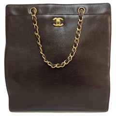 CHANEL Tote Bag aus braunem genarbtem Leder