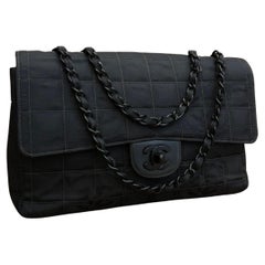CHANEL Reisetasche aus Nylon mit klassischer Klappe in Schwarz