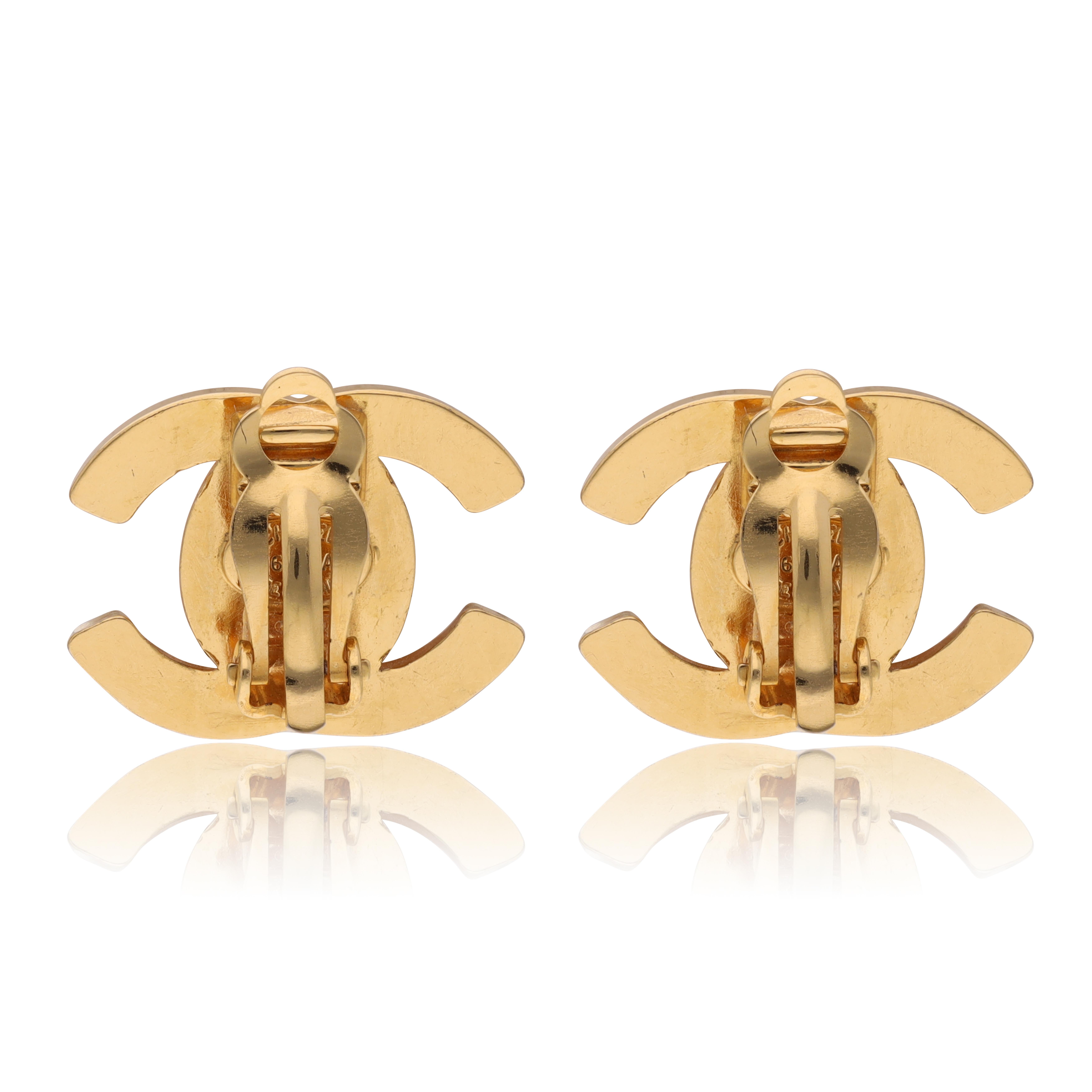 Crafted from glossy gold-tone metal, these Vintage Chanel Turnlock Double CC Logo Ear Clips offer the perfect blend of modern sophistication and classical charm. Alluringly understated yet evoking a luxurious sense of quality and taste, they will