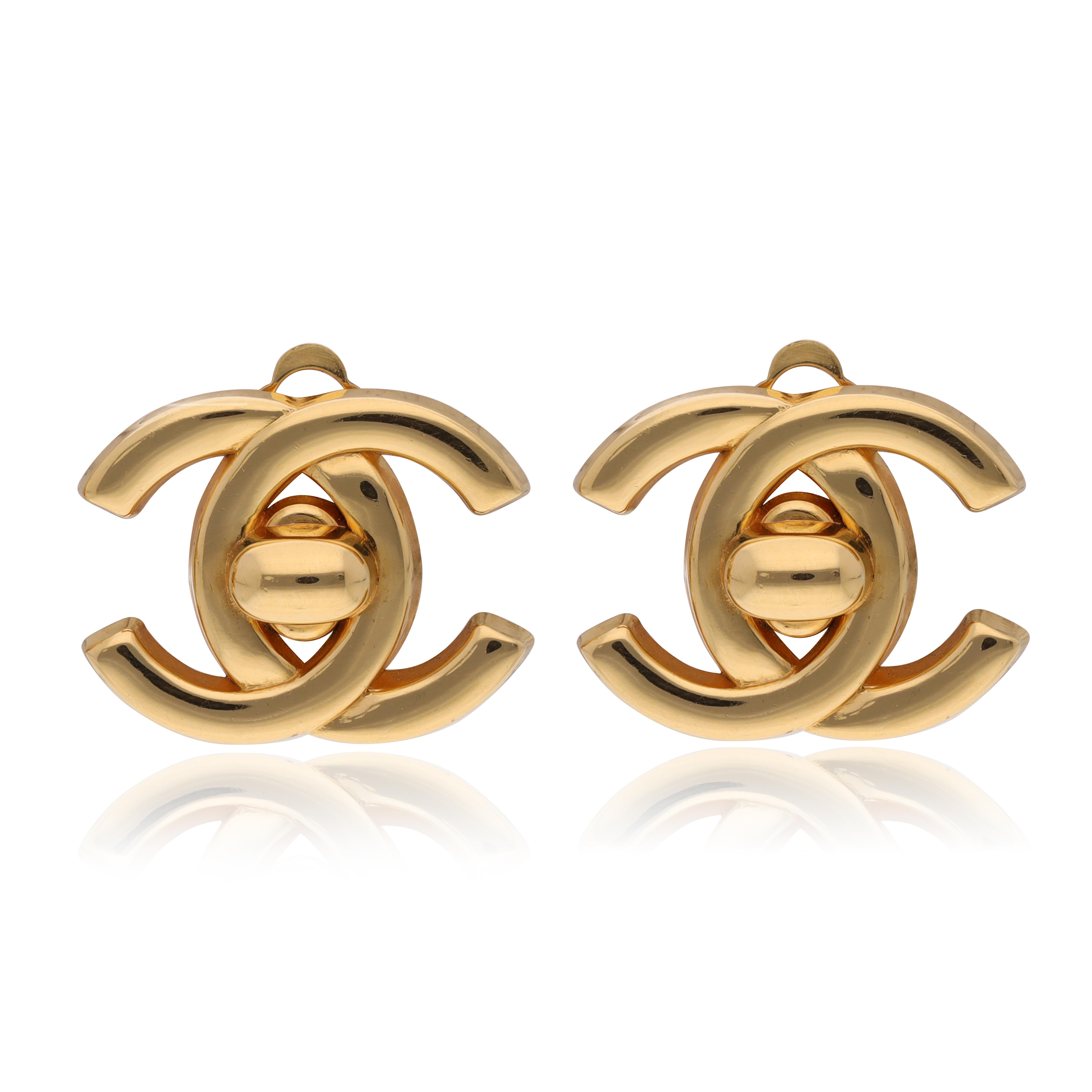 Vintage Chanel Turnlock Double CC Logo Ear Clips In Good Condition For Sale In Dubai, DU
