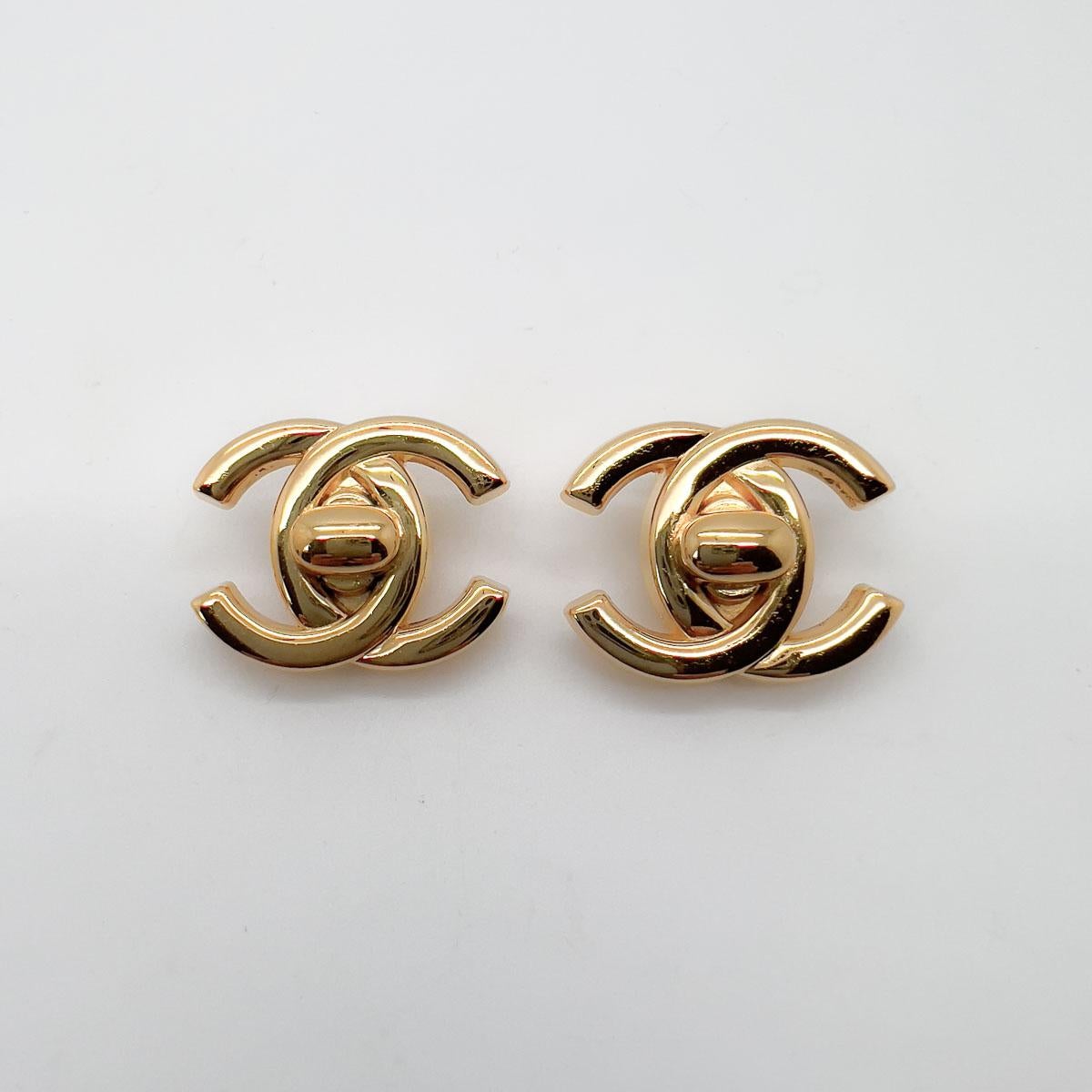 Vintage Chanel Turnlock-Logo-Ohrringe 1997 Damen im Angebot