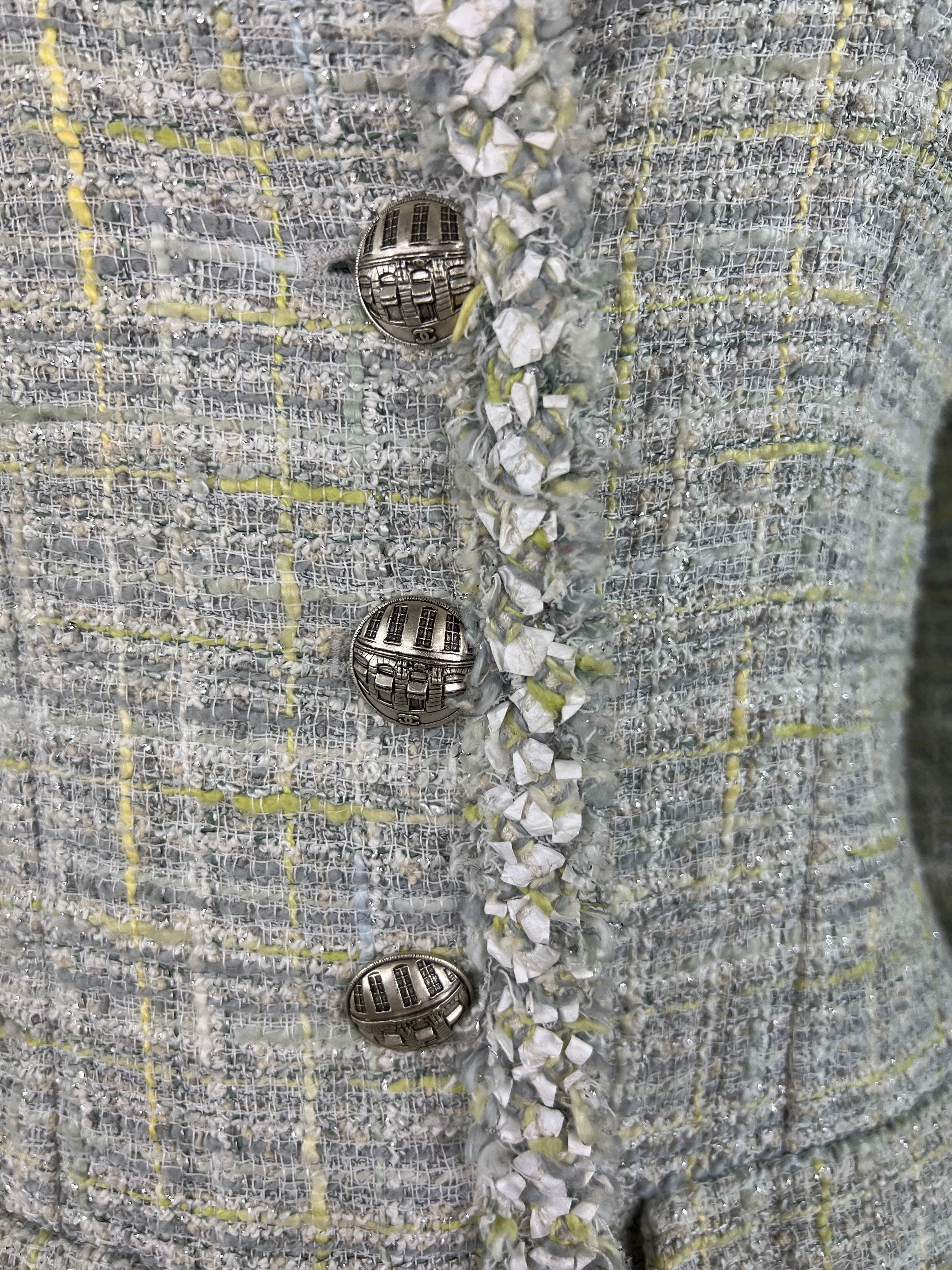 Détails du produit :

La veste présente des couleurs grises, jaunes et argentées, avec trois boutons argentés sur le devant, deux poches sur le devant, une encolure ras du cou et deux boutons argentés sur chaque manche. 