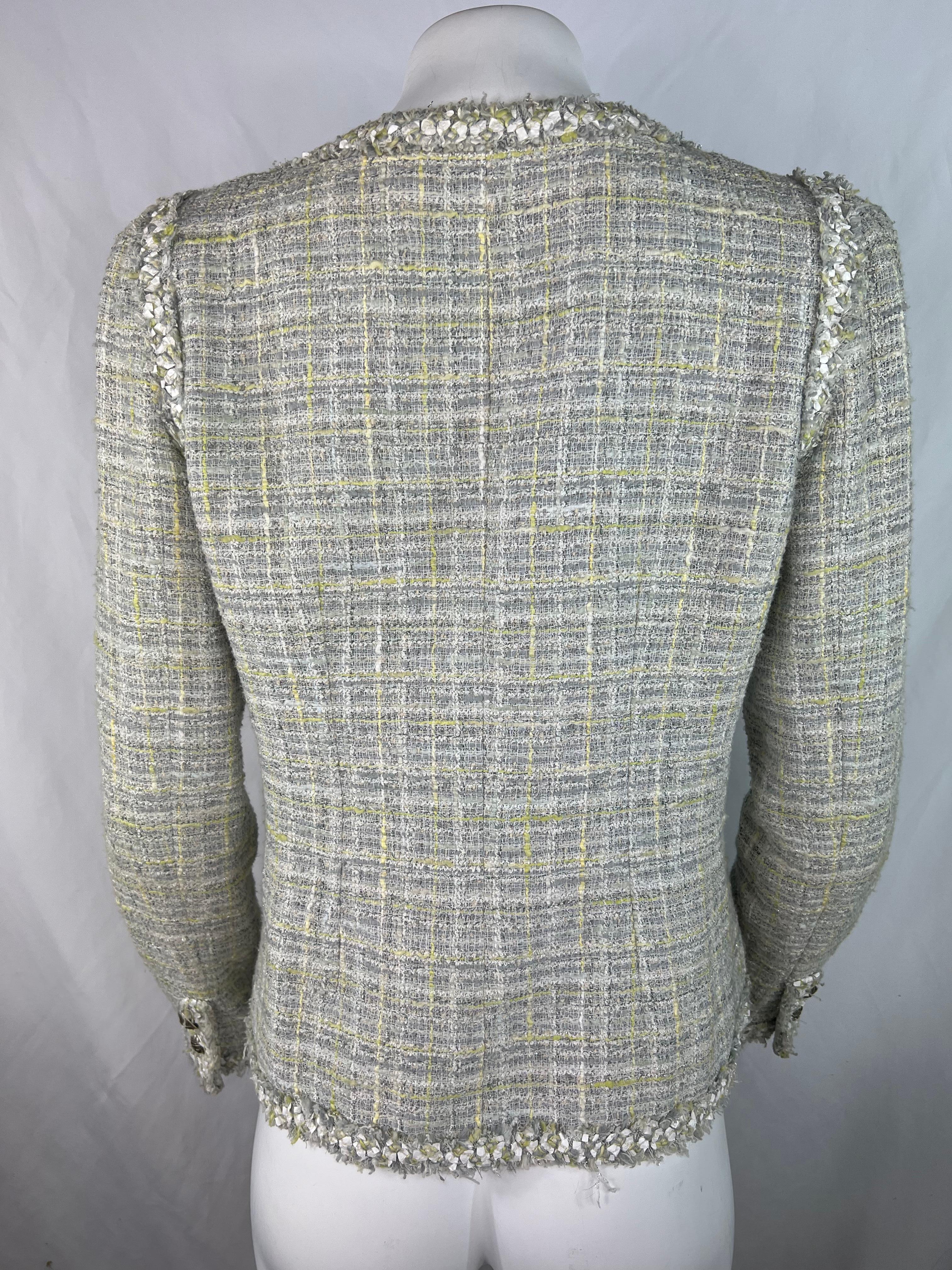 Vintage Chanel Tweed Blazer Jacket, Size 42 In Excellent Condition For Sale In Beverly Hills, CA