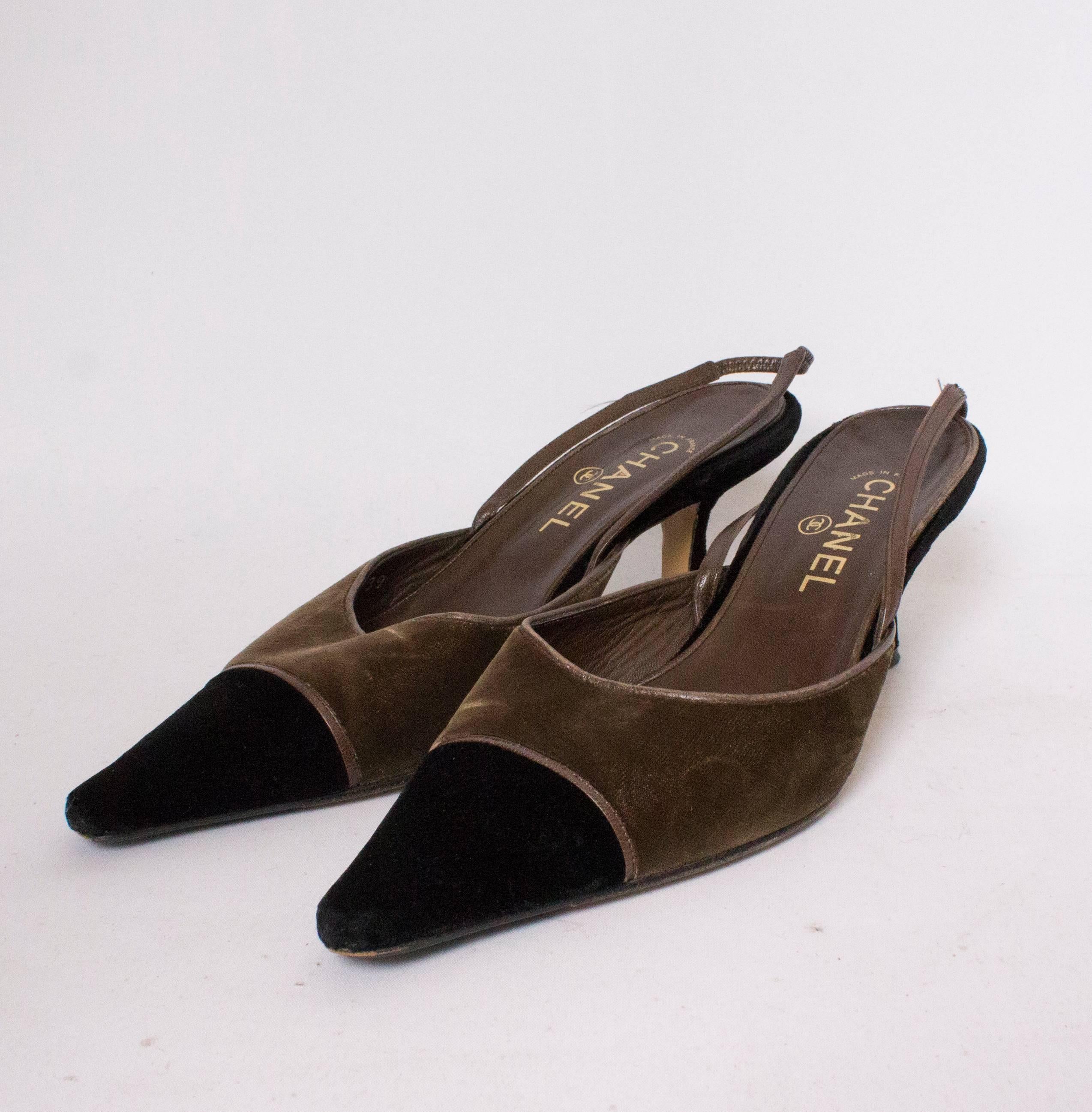 A chic pair of shoes by Chanel . In contrasting colours, of coffe and black velvet. The shoes are sling back with a kittehn heel.
Size Chanel size 39./UK 6 /6 1/2