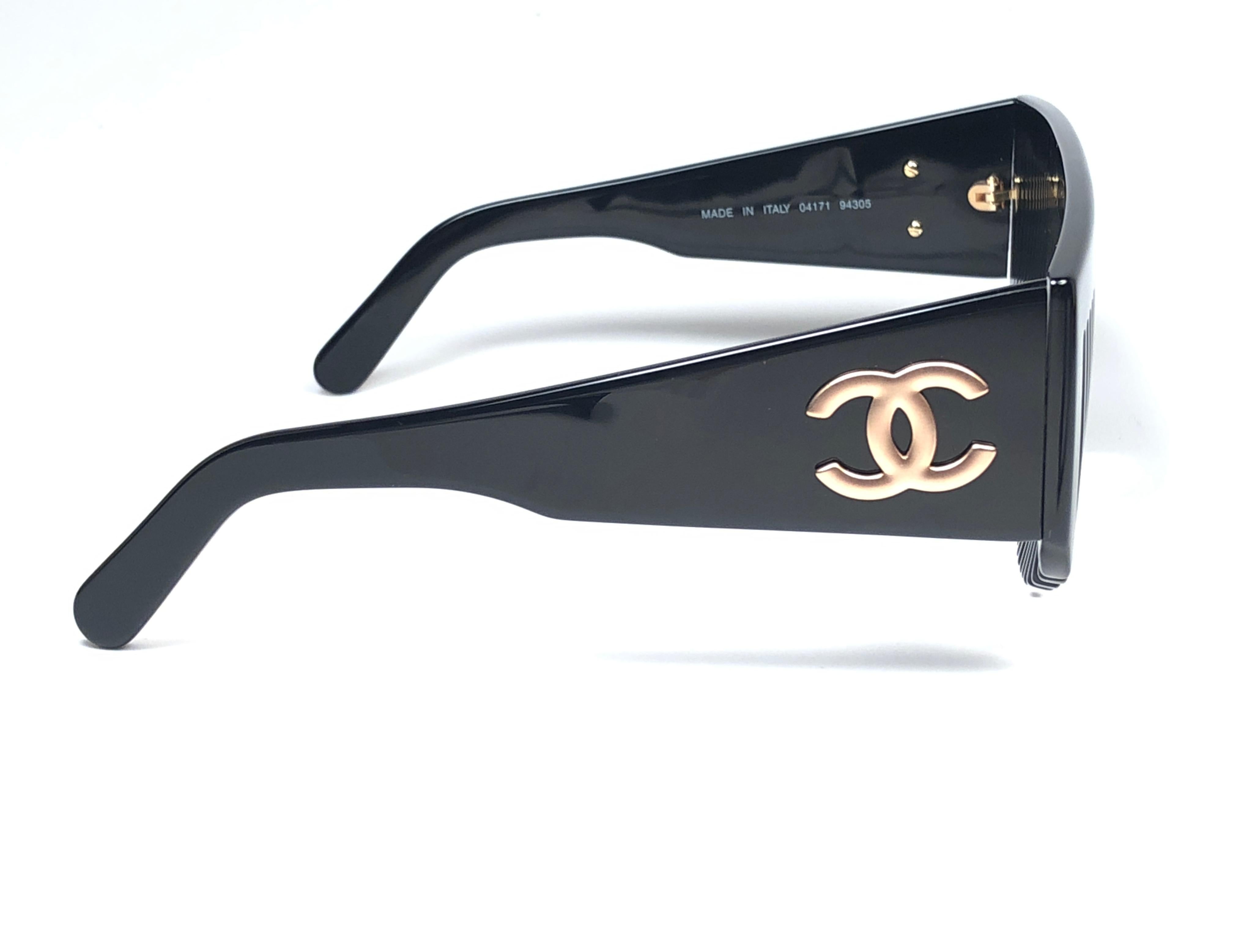 Vintage Chanel Vintage Black Comb Made In Italy Sunglasses 1993 For Sale 1