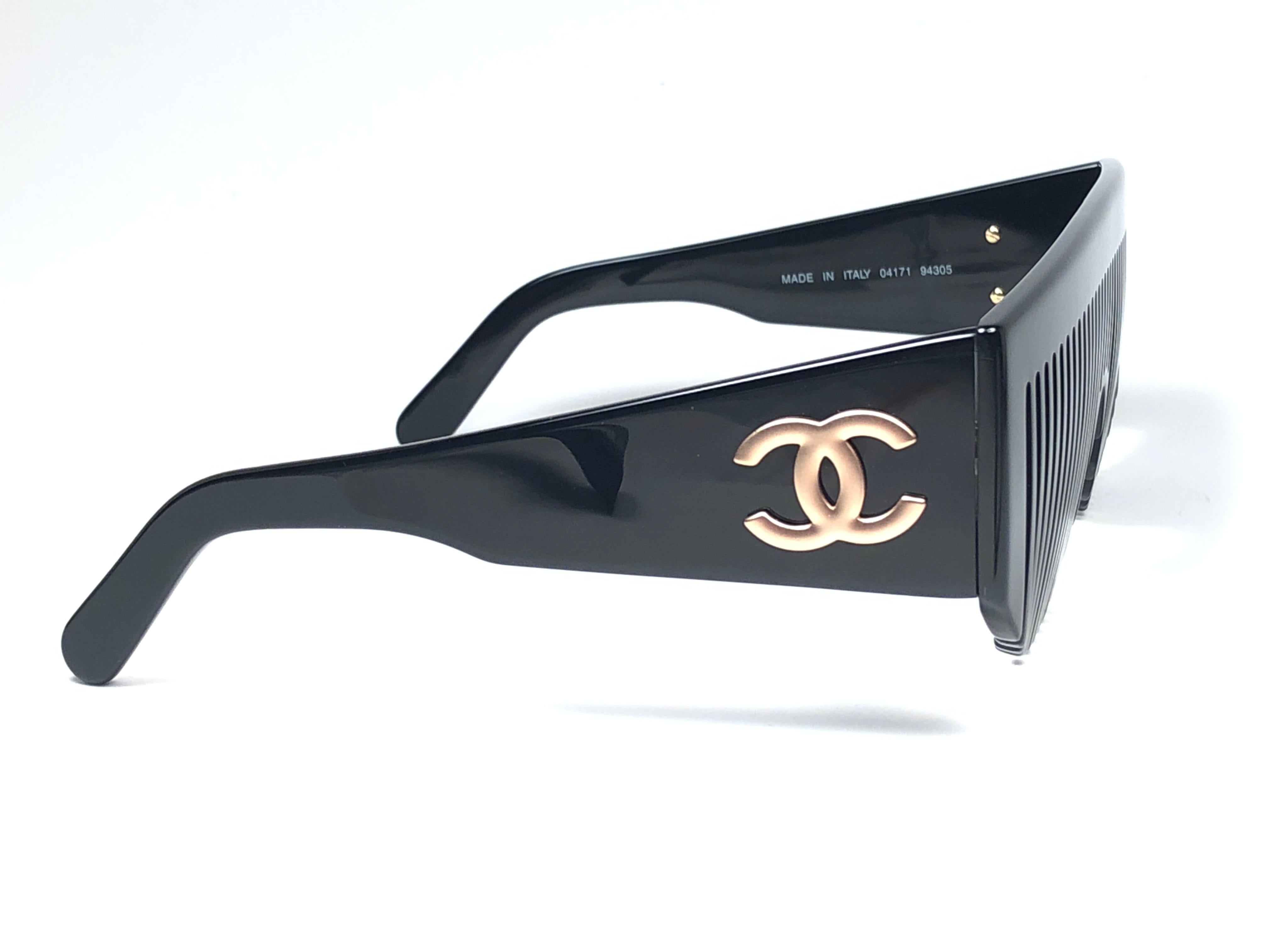 Vintage Chanel Vintage Black Comb Made In Italy Sunglasses 1993 For Sale 2