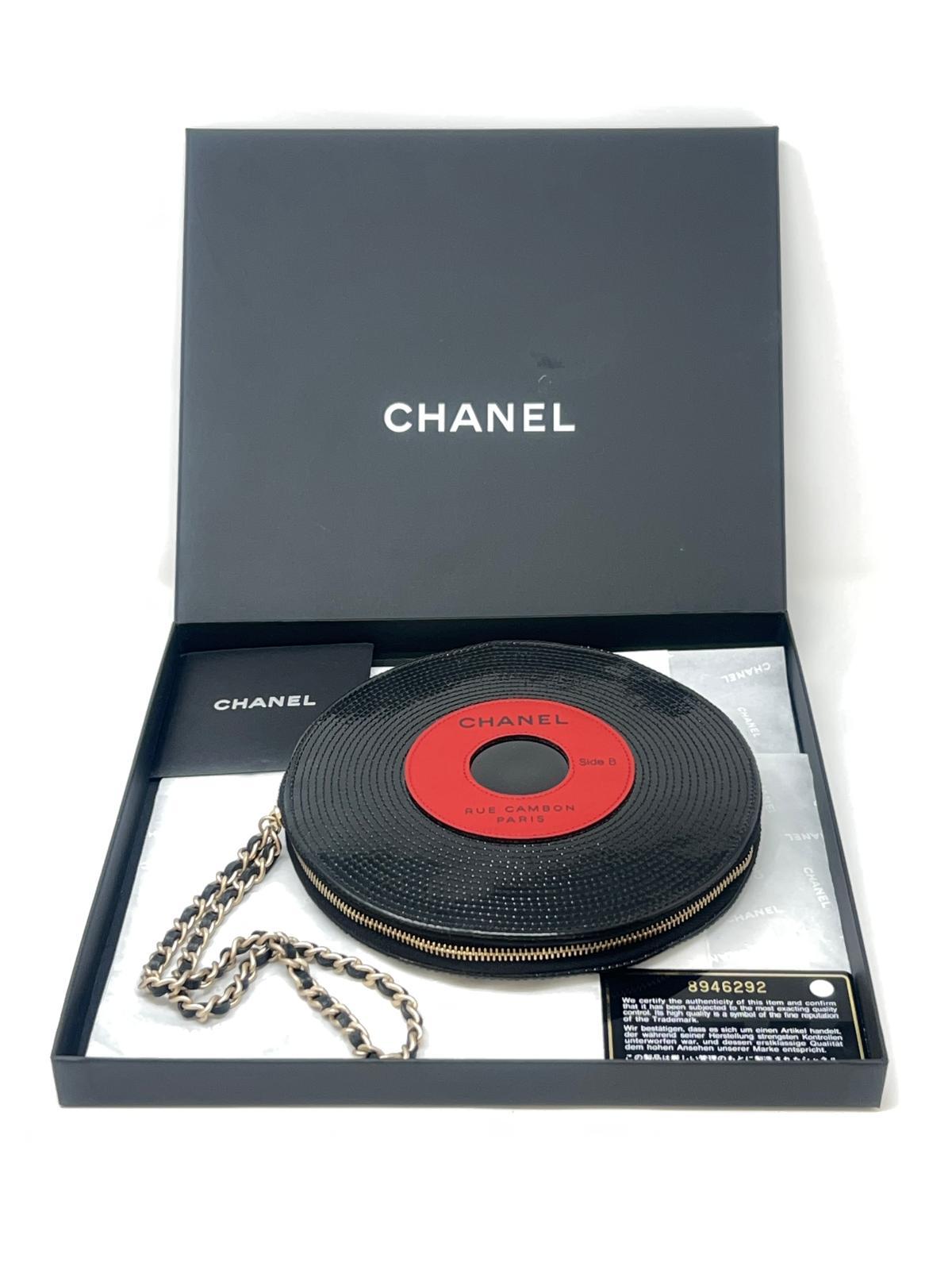 Portefeuille vintage Chanel vinyle doré printemps/été 2004 en vente 1