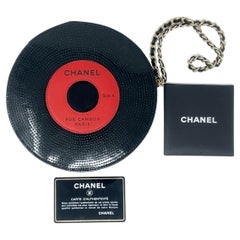 Polsino vintage Chanel con disco in vinile e hardware dorato Primavera/Estate 2004