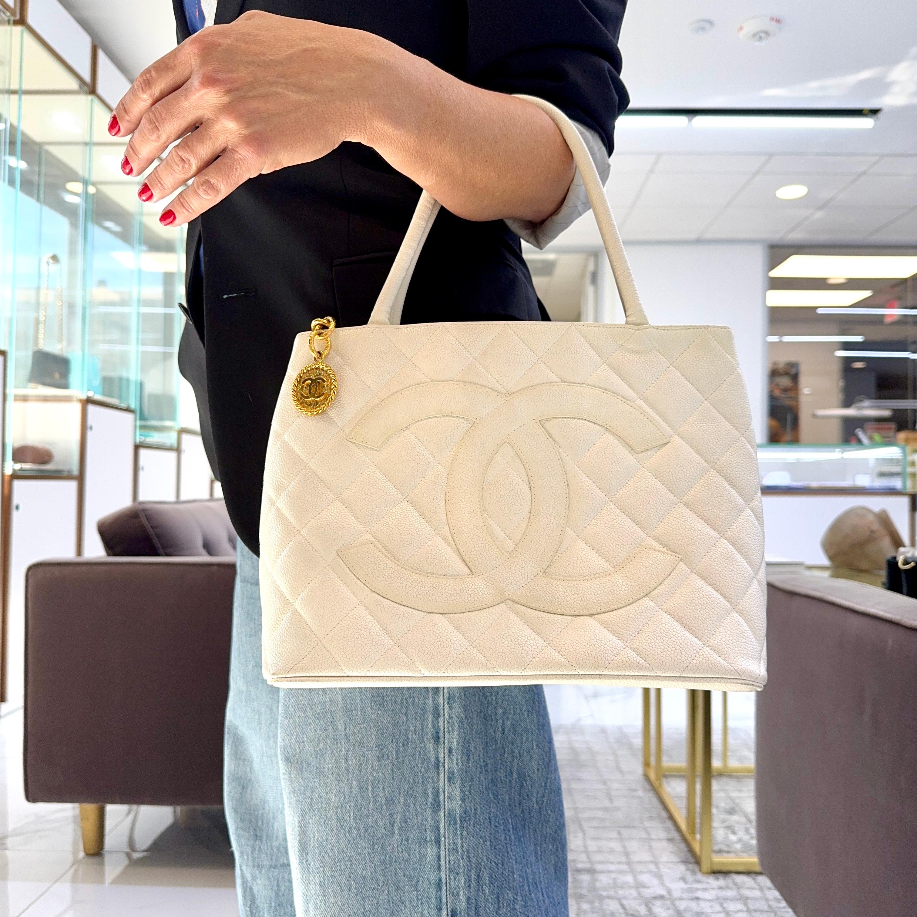 Vintage Chanel Weiß Kaviar Gesteppt Leder Medaillon Tote Gold Hardware Handtasche im Angebot 7