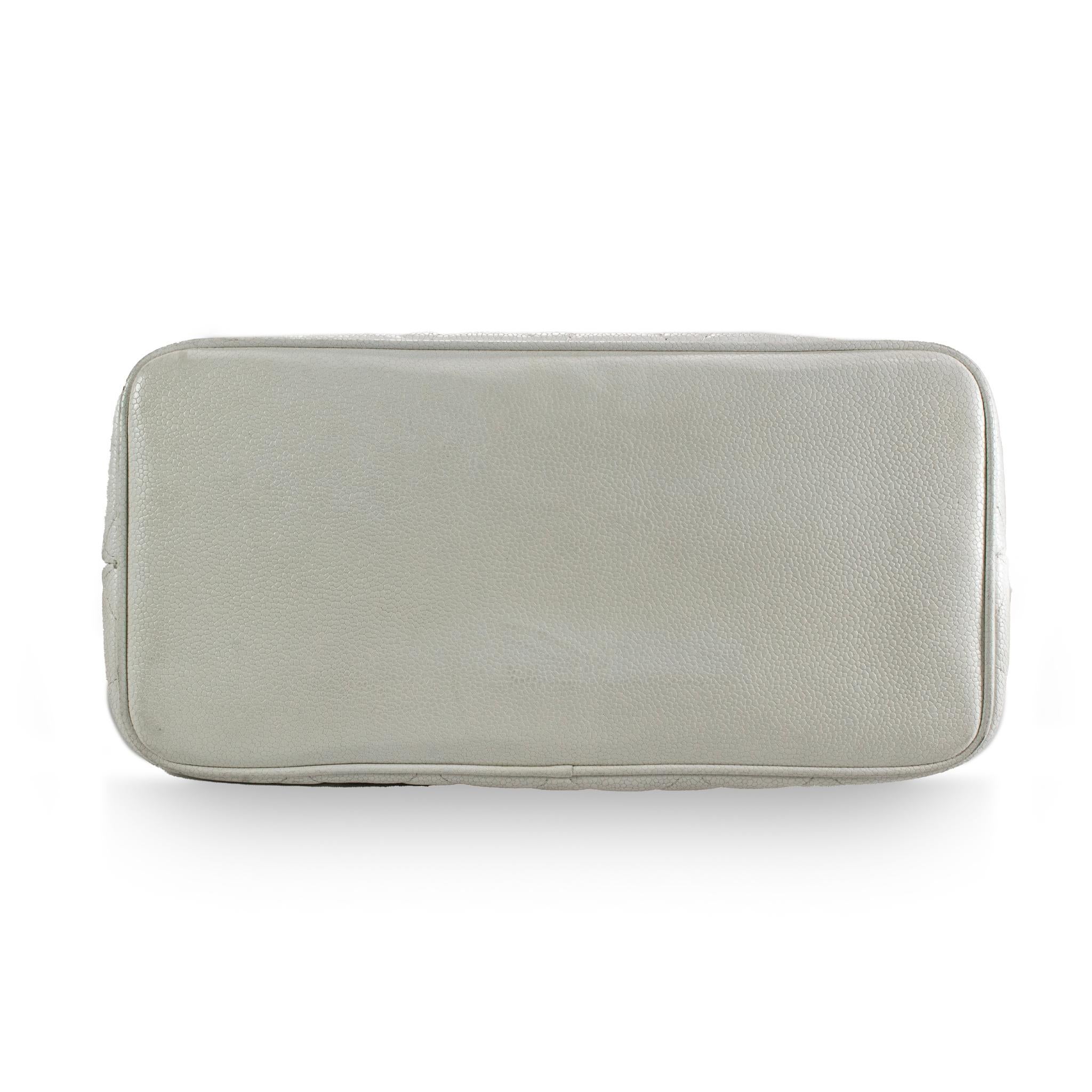 Vintage Chanel Weiß Kaviar Gesteppt Leder Medaillon Tote Gold Hardware Handtasche im Angebot 1