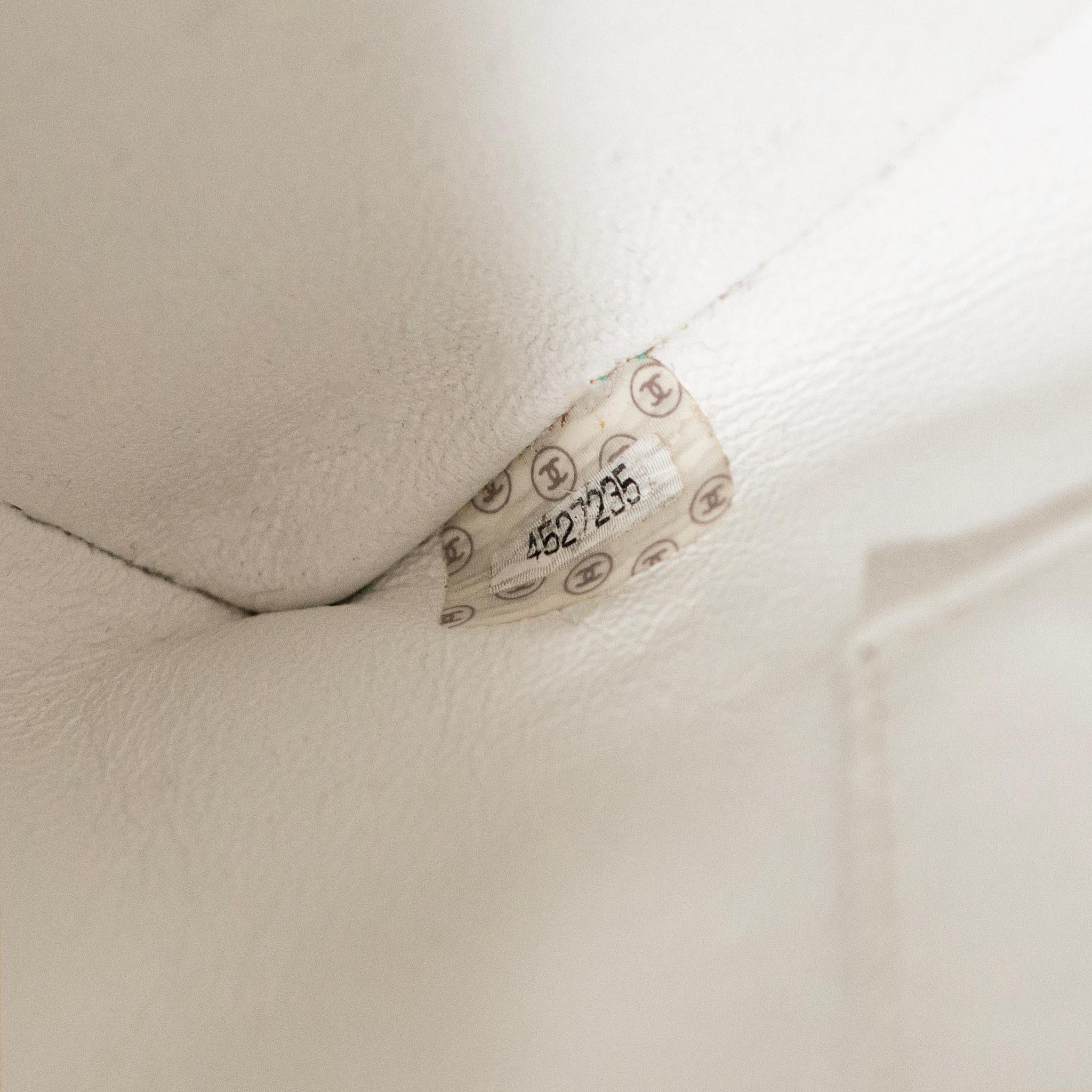 Vintage Chanel Weiß Kaviar Gesteppt Leder Medaillon Tote Gold Hardware Handtasche im Angebot 2