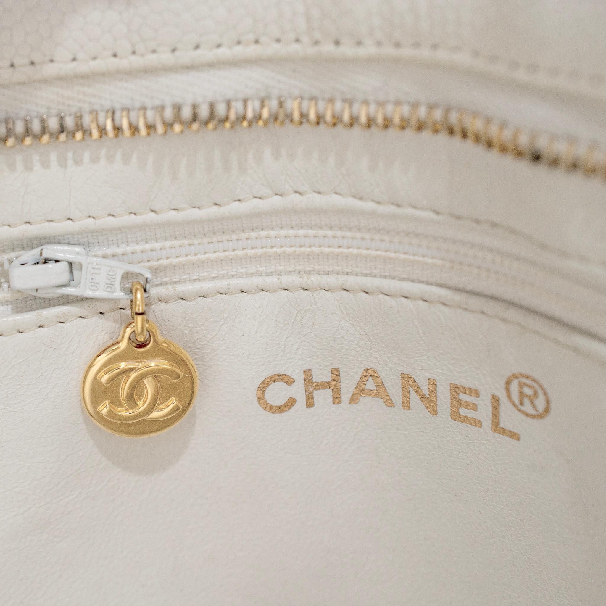Vintage Chanel Weiß Kaviar Gesteppt Leder Medaillon Tote Gold Hardware Handtasche im Angebot 3