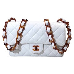 Klassische Chanel-Schultertasche aus weiem gestepptem Lammfell mit klassischer Klappe und Schildpatt
