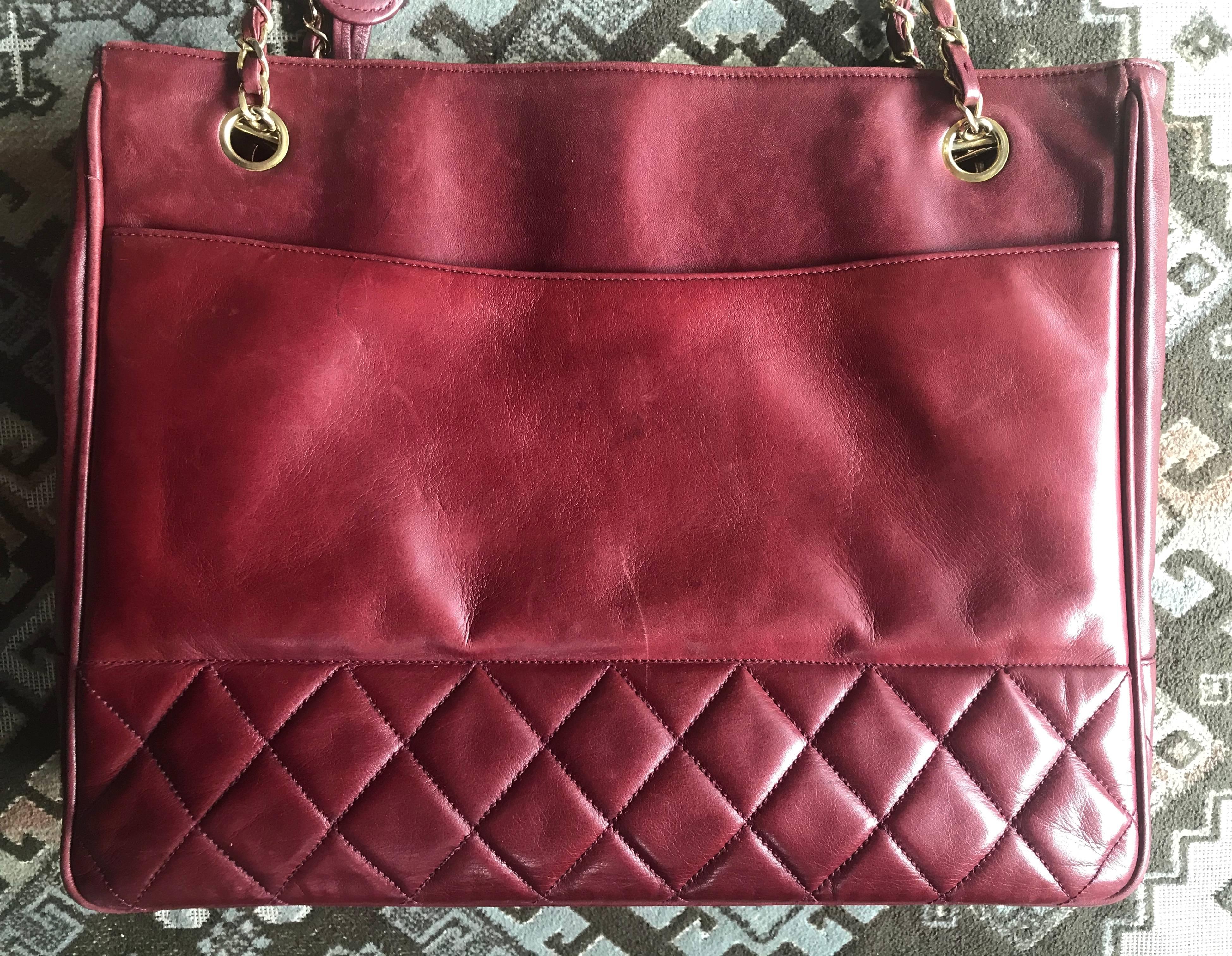 Chanel Vintage wine leather tote bag with gold chain handles and CC motif charm In Good Condition For Sale In Kashiwa, Chiba