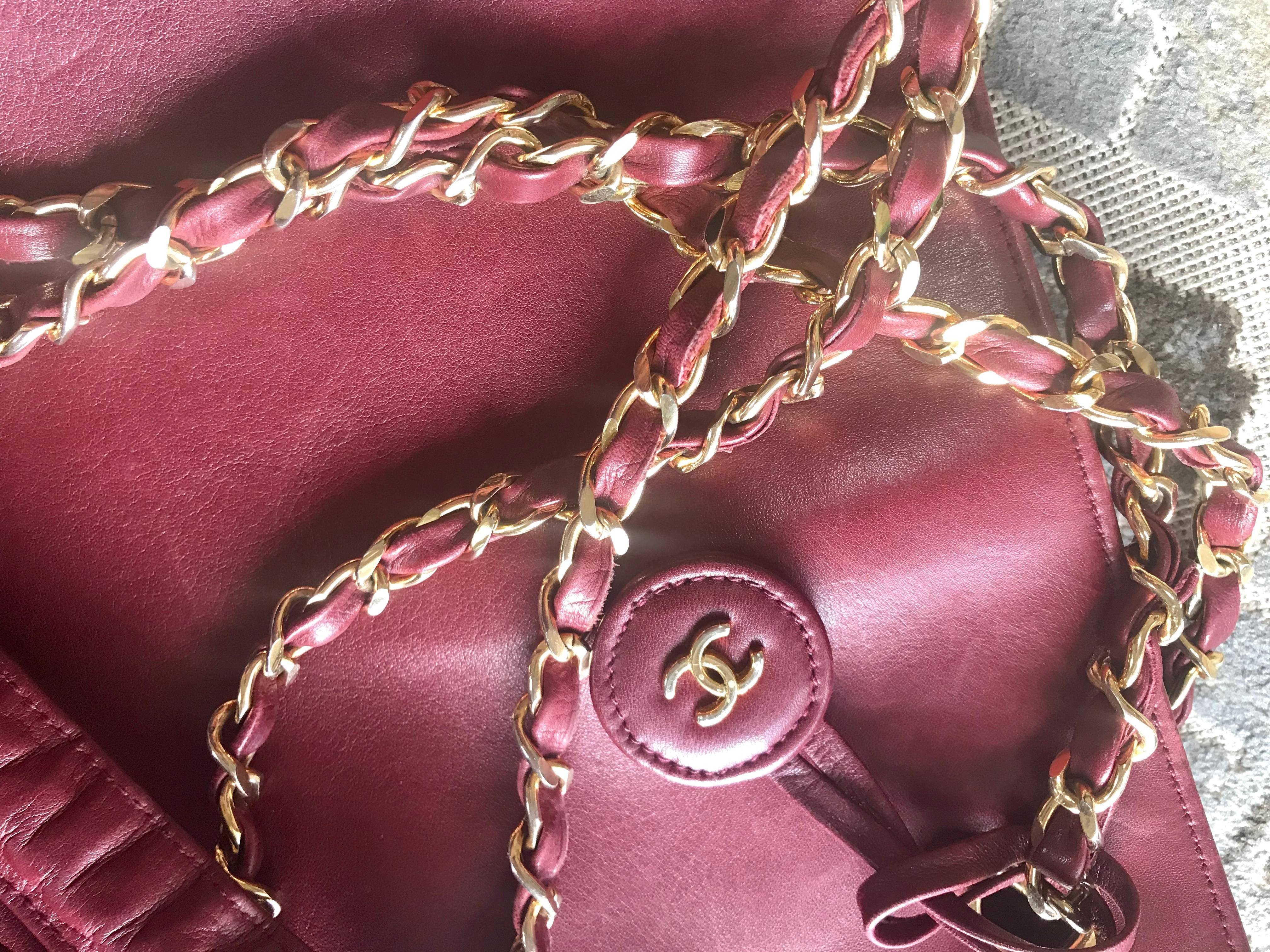 Chanel Vintage wine leather tote bag with gold chain handles and CC motif charm For Sale 3
