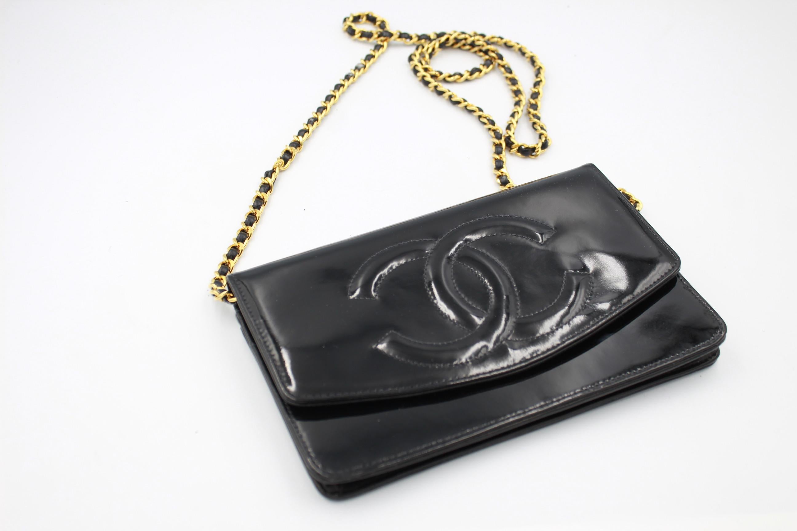 1996 Vintage Chanel jean WOC with crossbody chain.
Good vintage condition but shows ssome use.
Interior with multiple pockets.Hologram but no card
Size 21x12
Marked S
No hologram or card