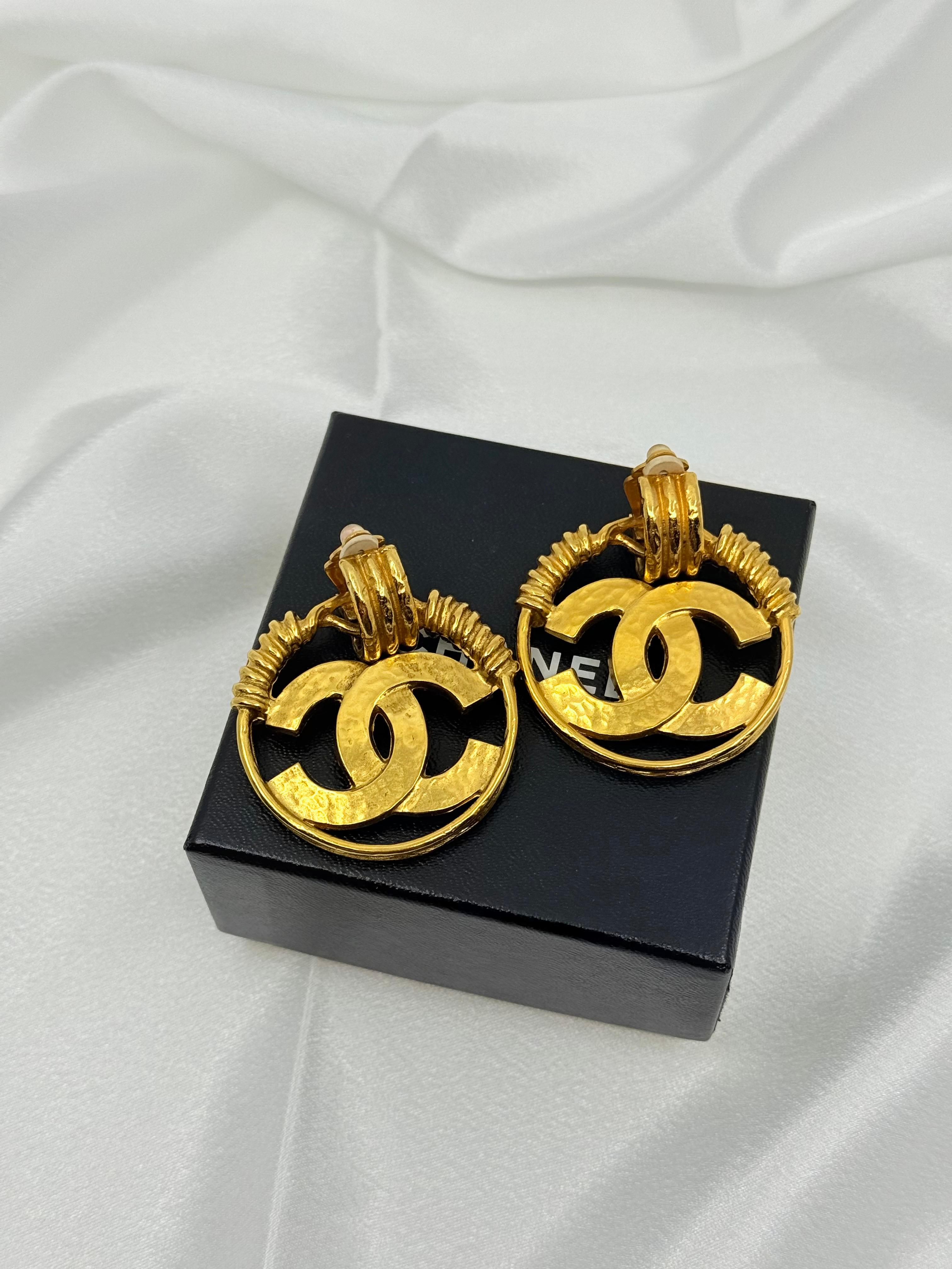 Vintage Chanel XL CC Gold Hoop Clip On Ohrringe im Angebot 6
