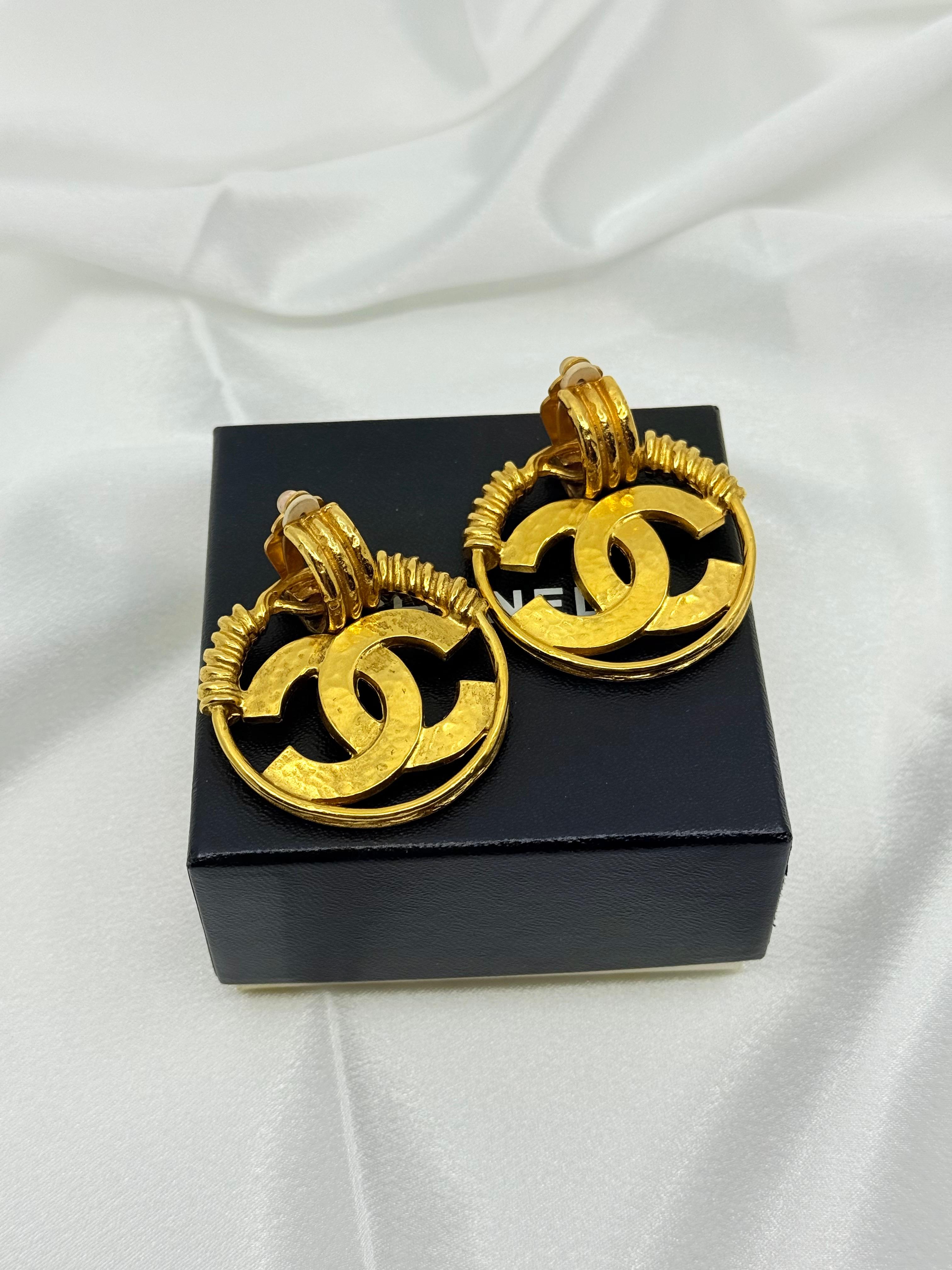 DETAILS:
Markenzeichen: CHANEL
Hergestellt in Frankreich
94 P Collection'S
Vergoldet
Die Ohrringe sind in gutem Zustand mit minimaler Abnutzung
Abmessungen ca.: 
Kommt mit Box

WICHTIGE INFORMATIONEN:
Dieser Artikel ist ein gebrauchtes Vintage-Stück