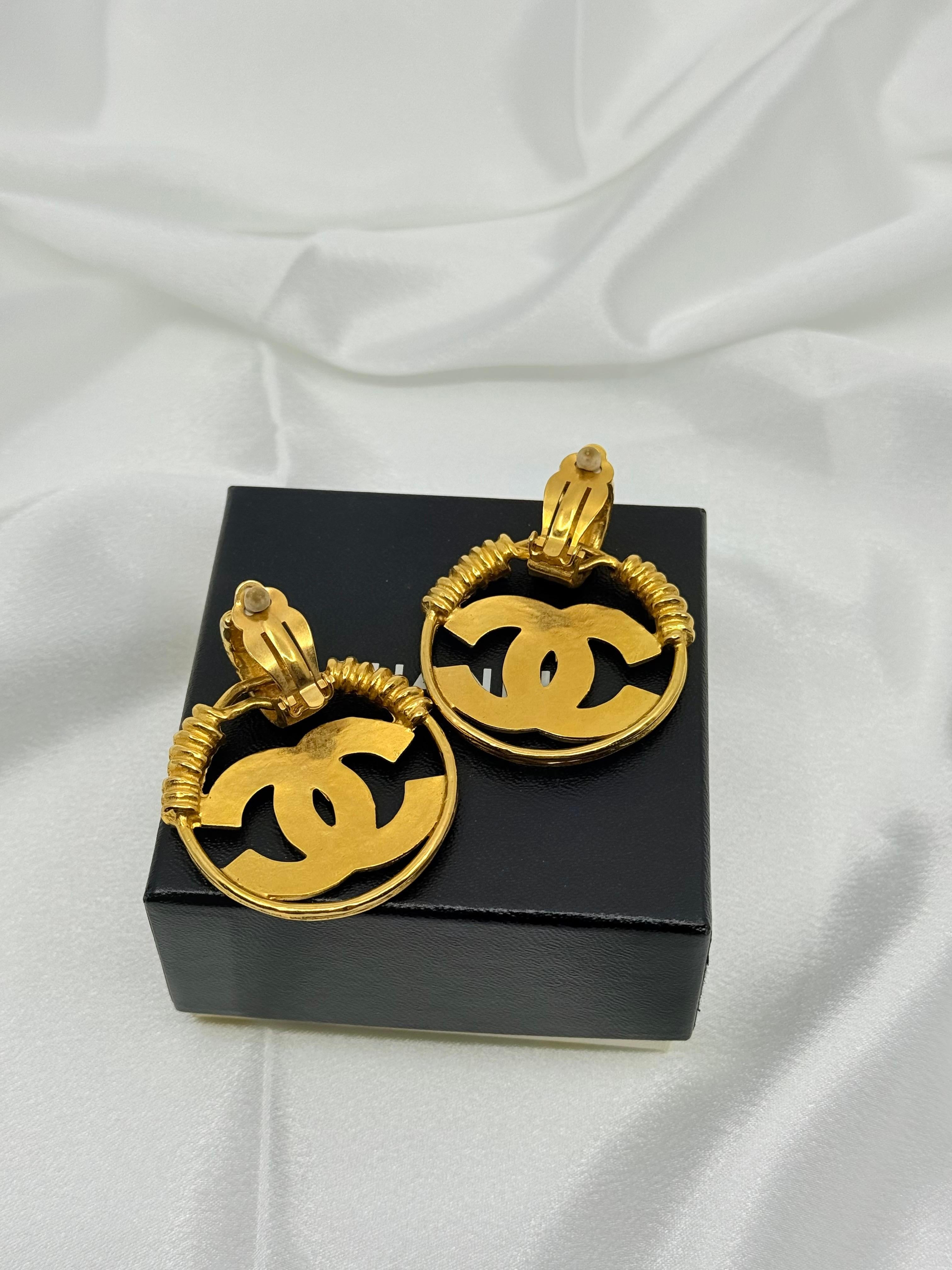 Vintage Chanel XL CC Gold Hoop Clip On Ohrringe im Zustand „Gut“ im Angebot in Bellevue, WA