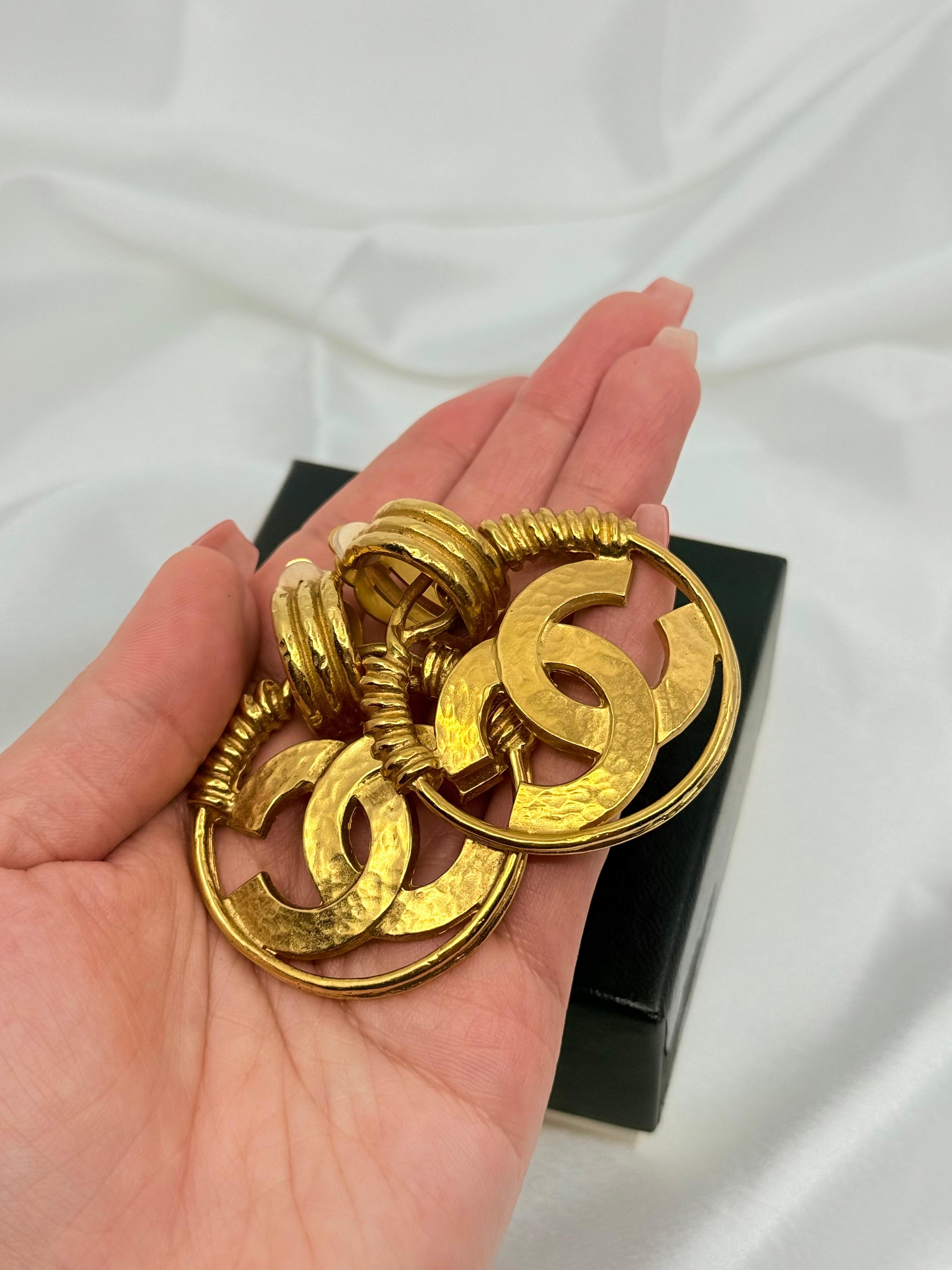 Vintage Chanel XL CC Gold Hoop Clip On Ohrringe für Damen oder Herren im Angebot