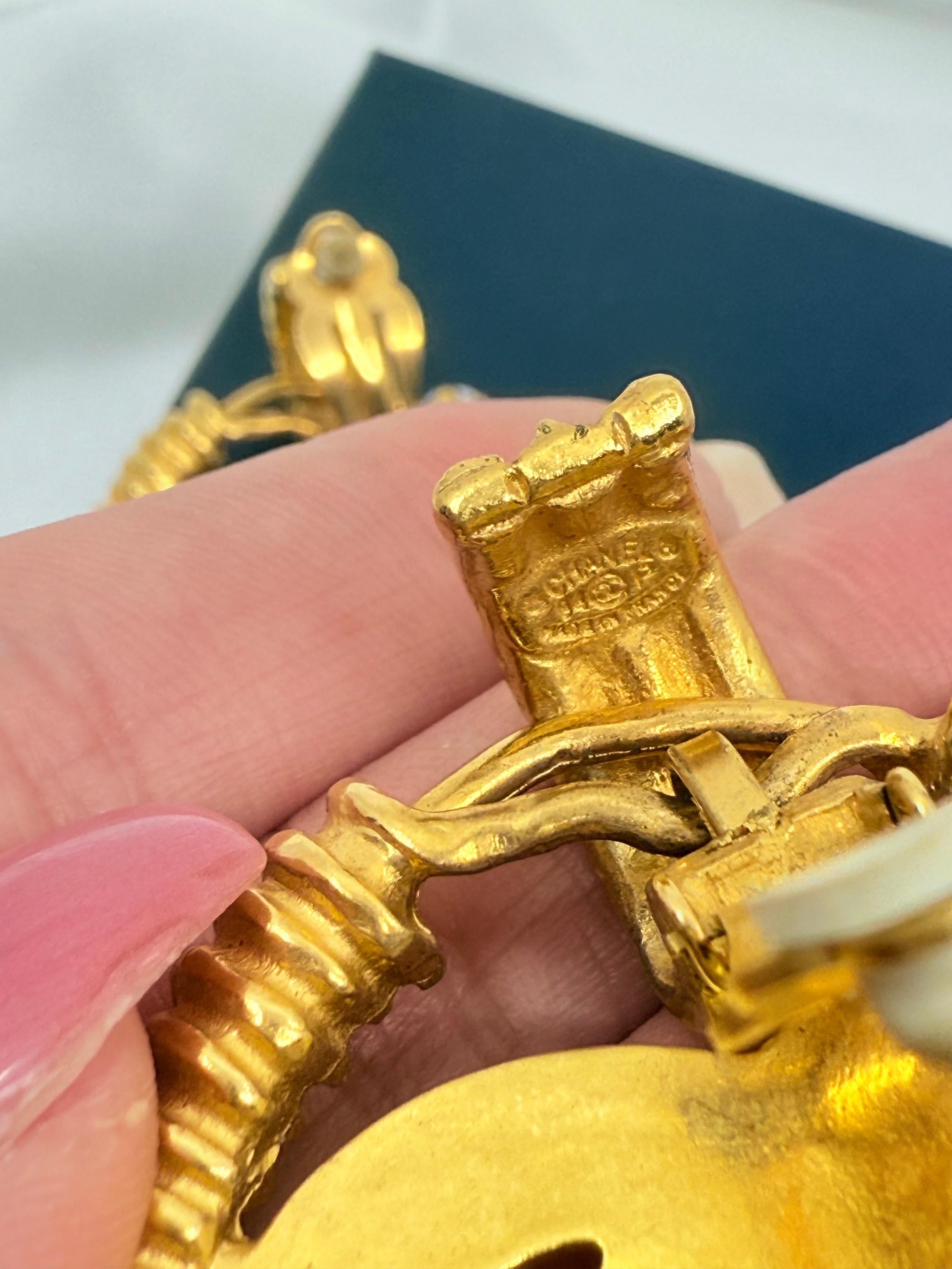 Vintage Chanel XL CC Gold Hoop Clip On Ohrringe im Angebot 1