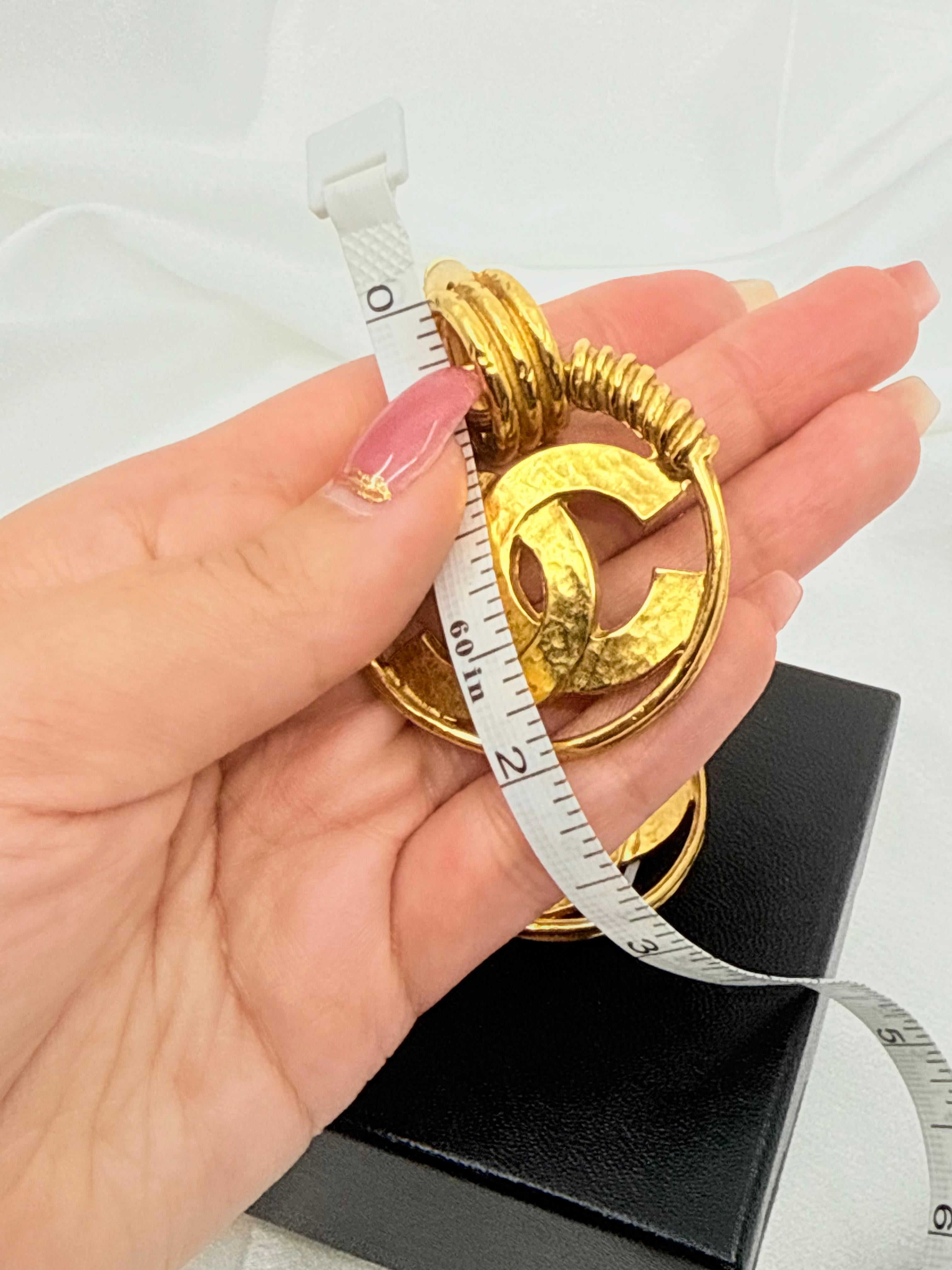 Vintage Chanel XL CC Gold Hoop Clip On Ohrringe im Angebot 2