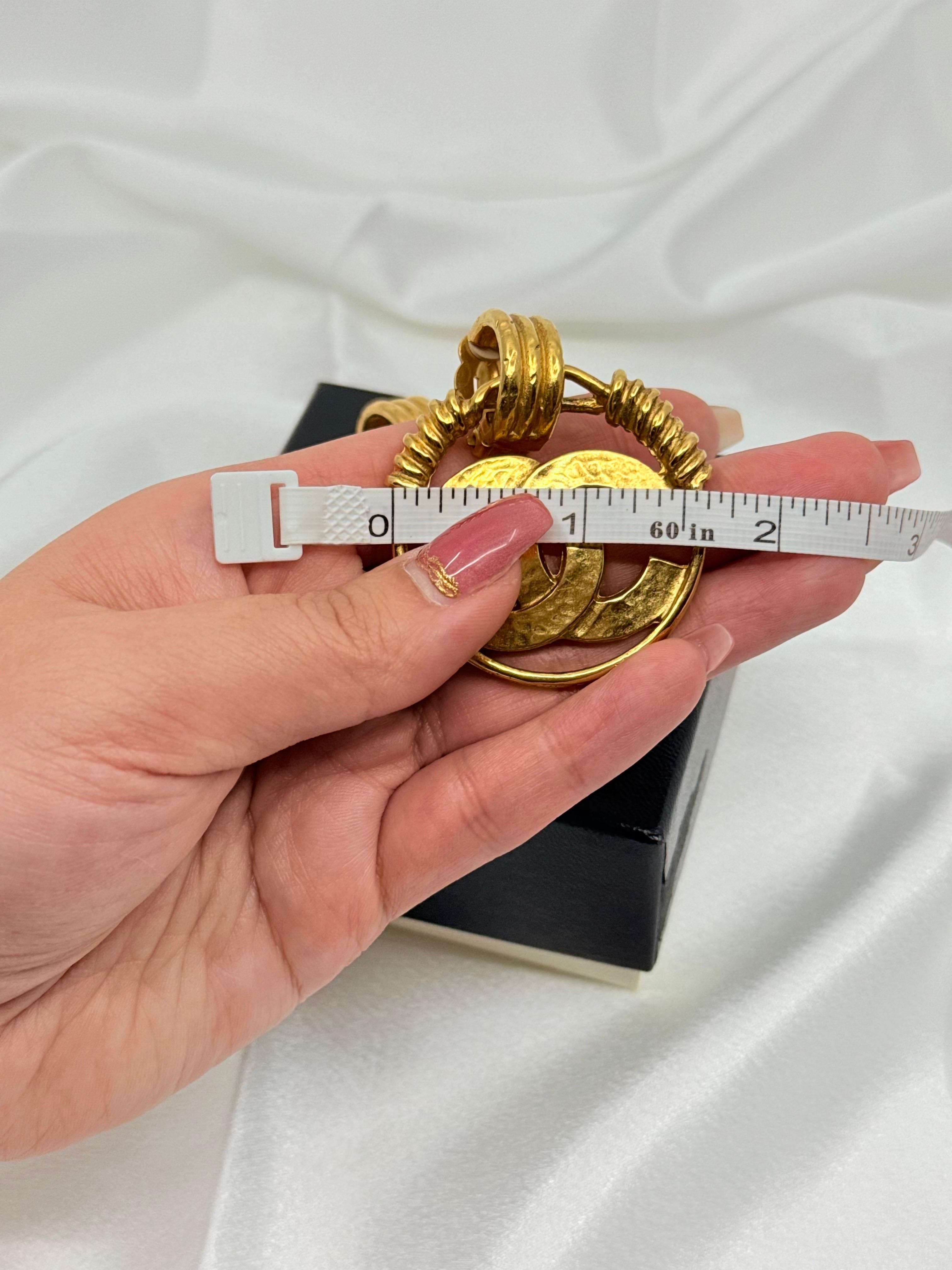 Vintage Chanel XL CC Gold Hoop Clip On Ohrringe im Angebot 3