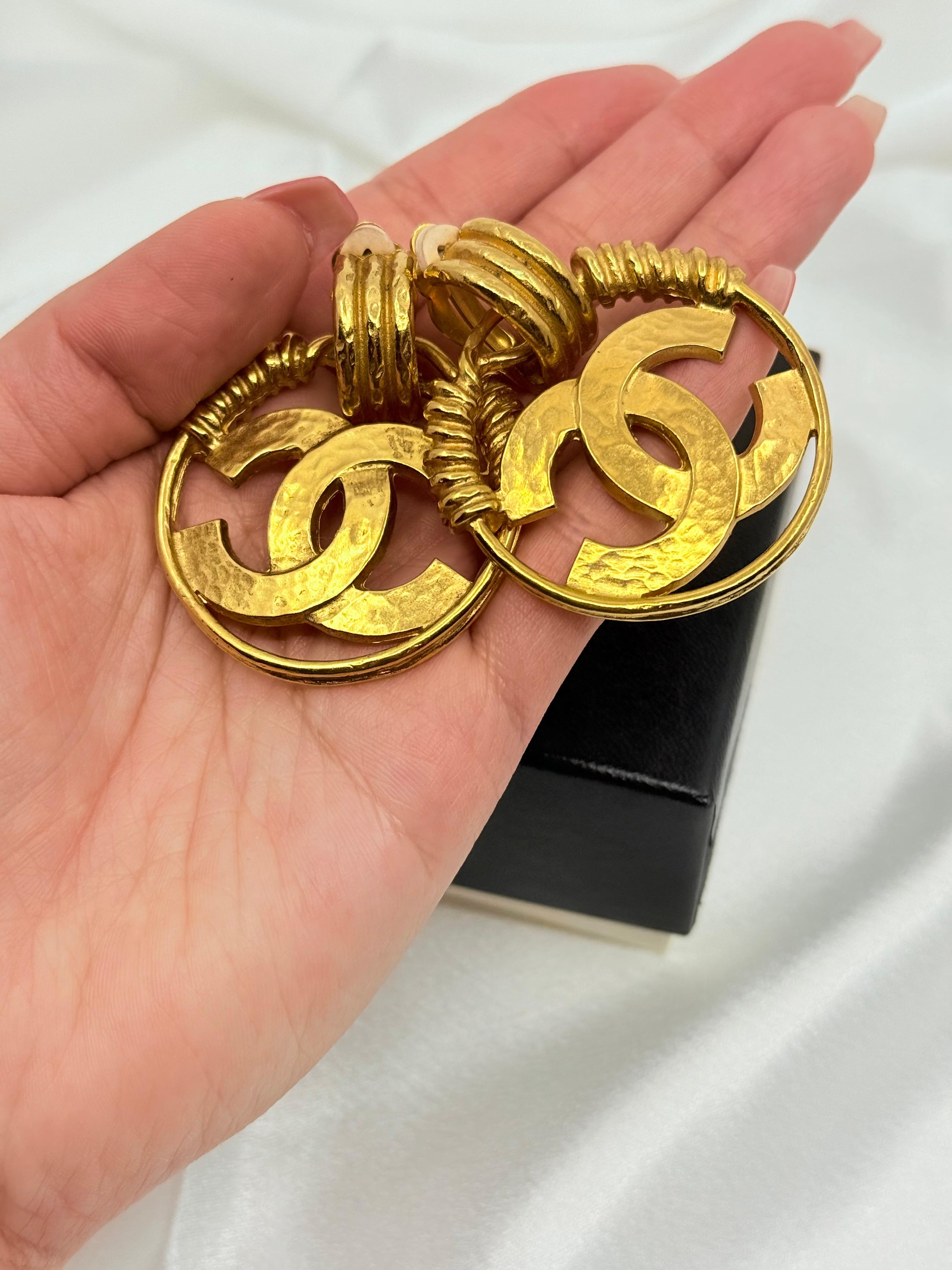 Vintage Chanel XL CC Gold Hoop Clip On Ohrringe im Angebot 4