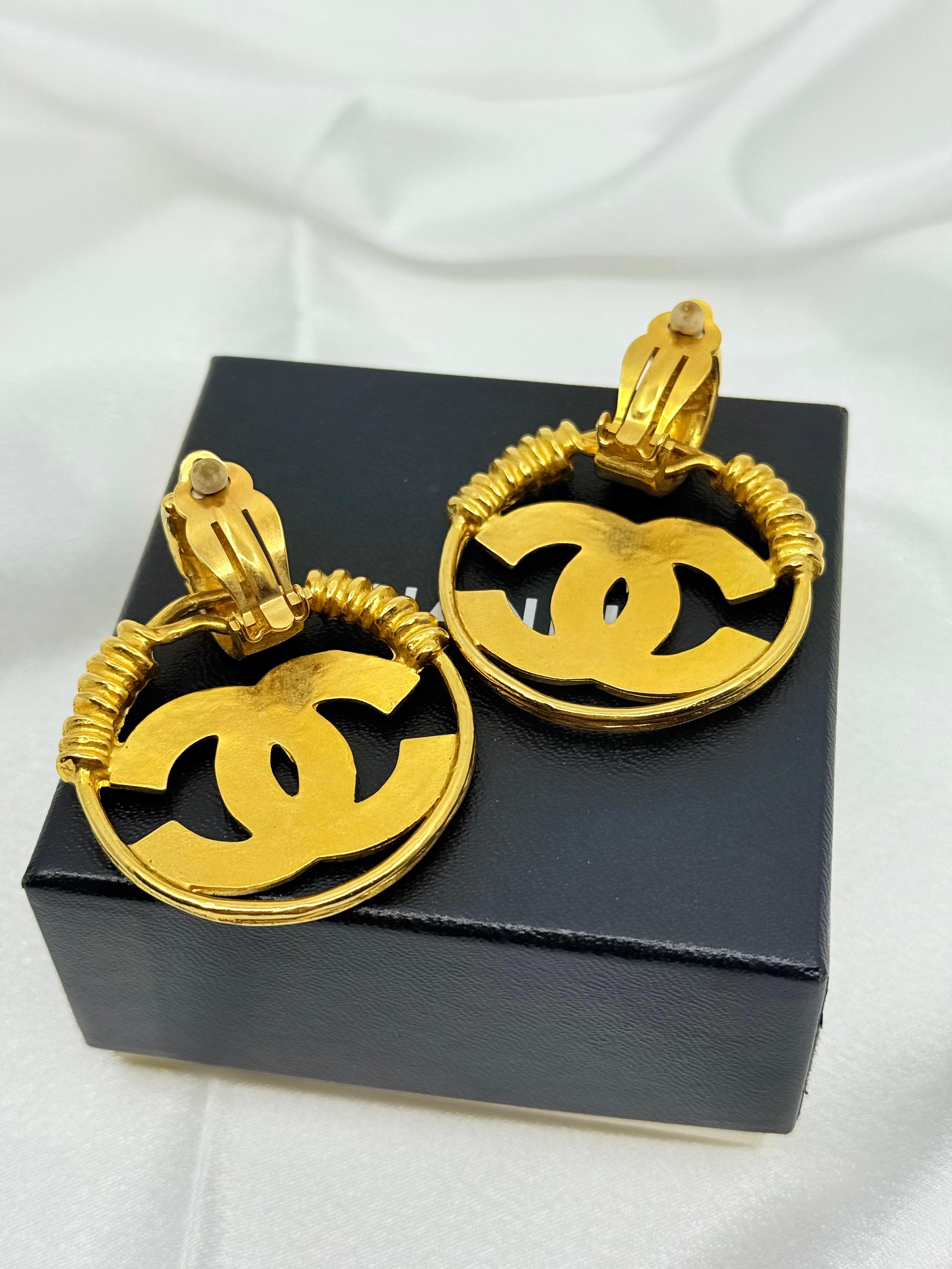Vintage Chanel XL CC Gold Hoop Clip On Ohrringe im Angebot 5