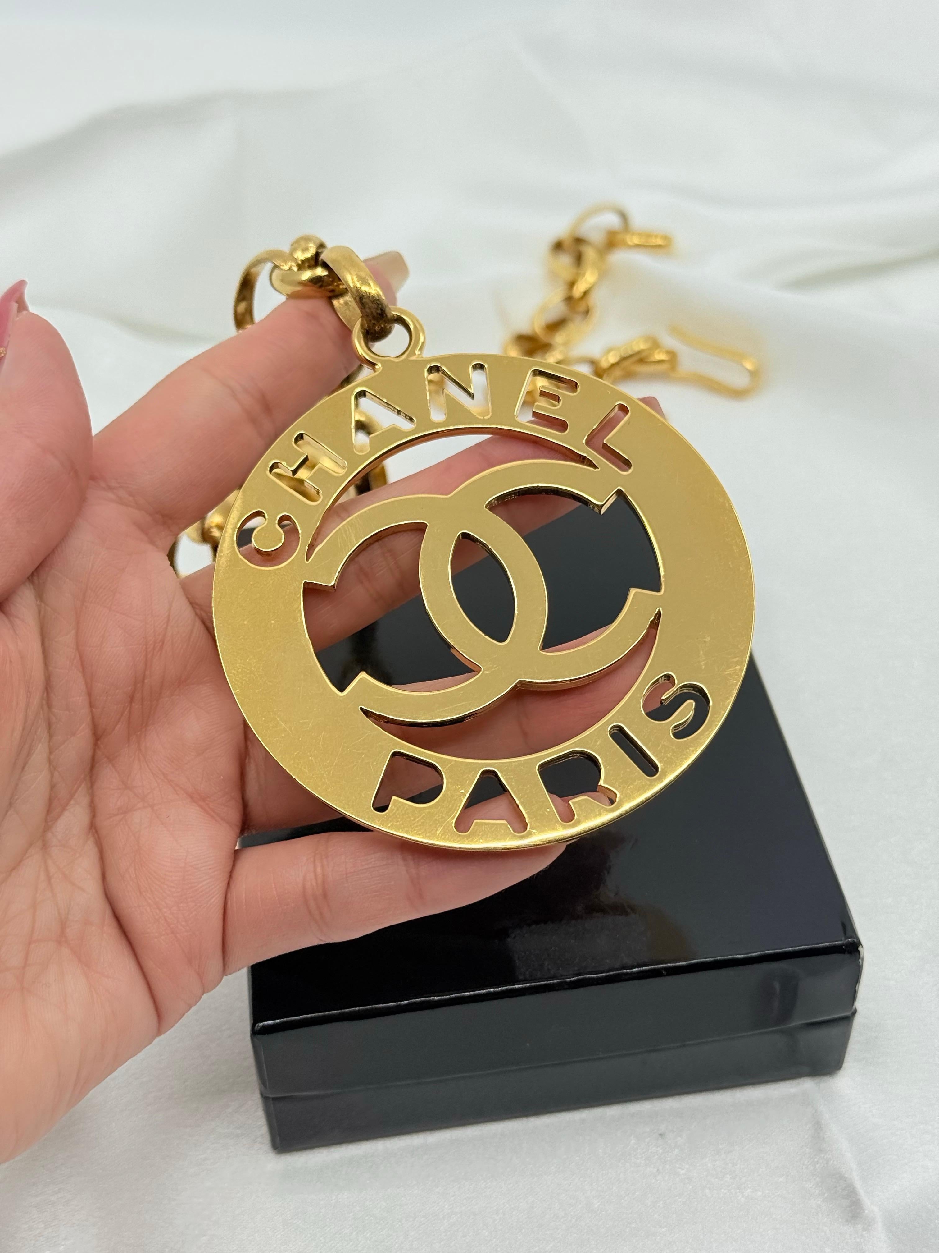 Vintage CHANEL XL Gold CC Paris Medaillon Anhänger Kette Halskette im Zustand „Gut“ im Angebot in Bellevue, WA