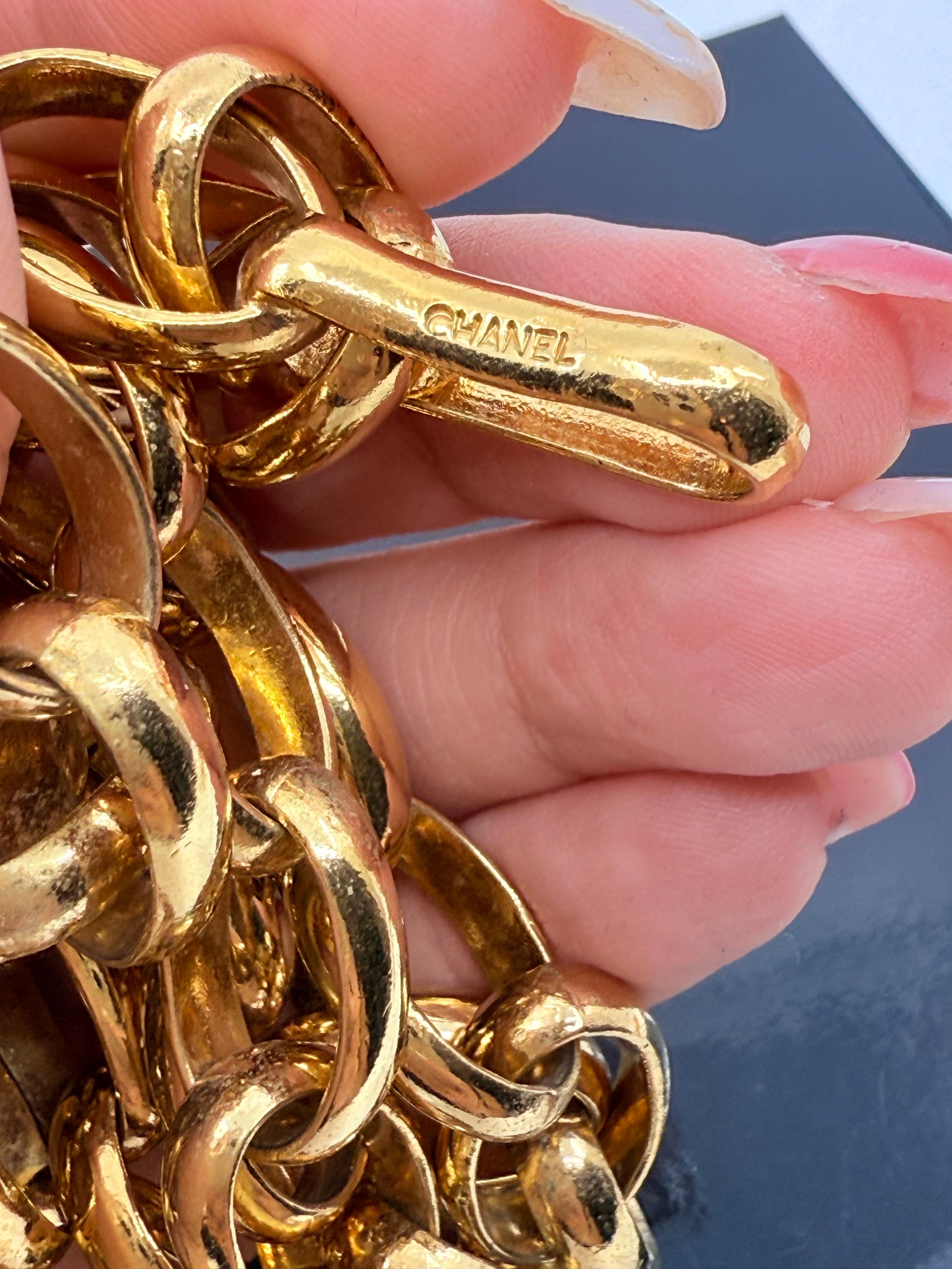 Vintage CHANEL XL Gold CC Paris Medaillon Anhänger Kette Halskette für Damen oder Herren im Angebot