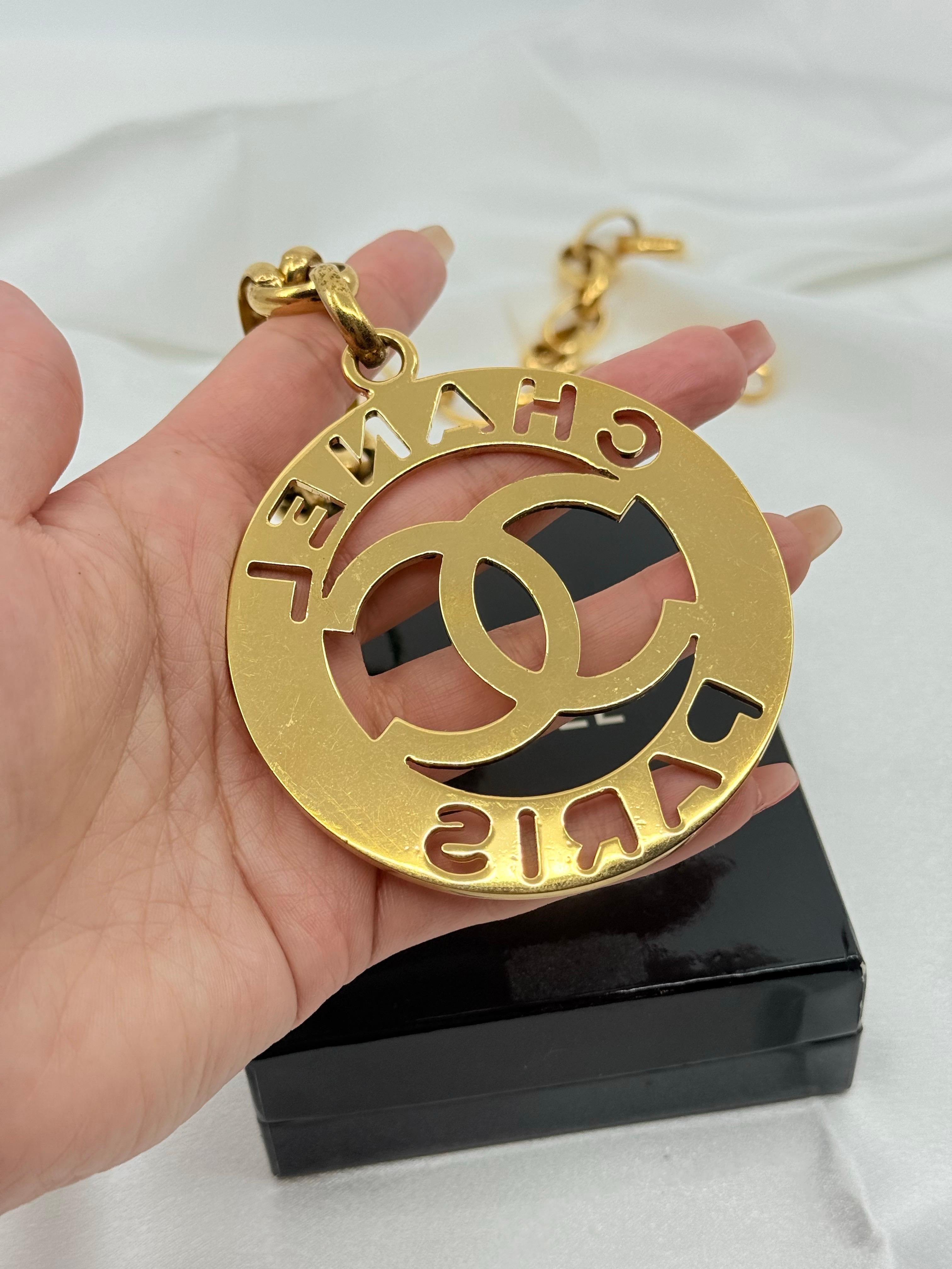 Vintage CHANEL XL Gold CC Paris Medaillon Anhänger Kette Halskette im Angebot 1