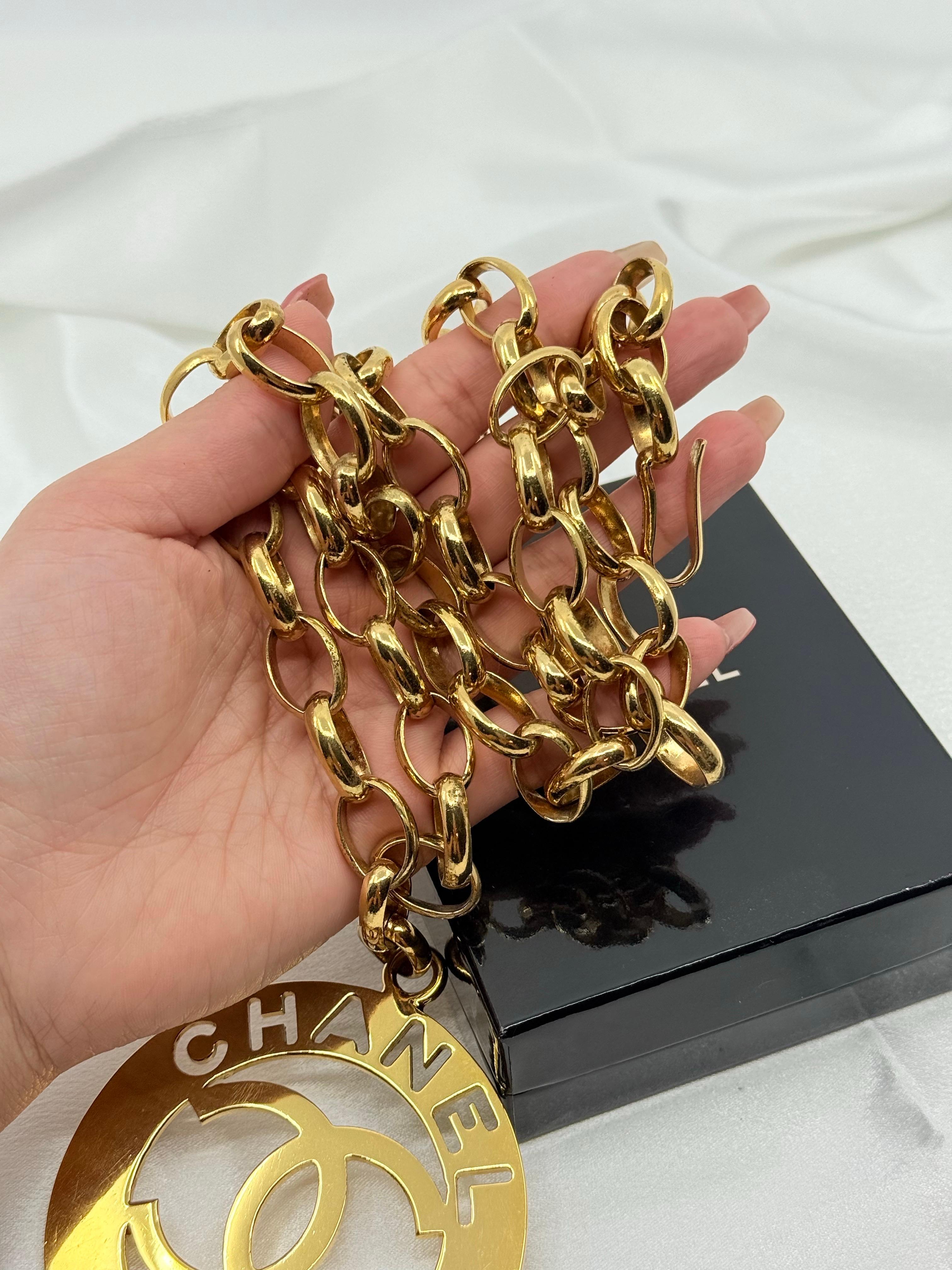 Vintage CHANEL XL Gold CC Paris Medaillon Anhänger Kette Halskette im Angebot 2