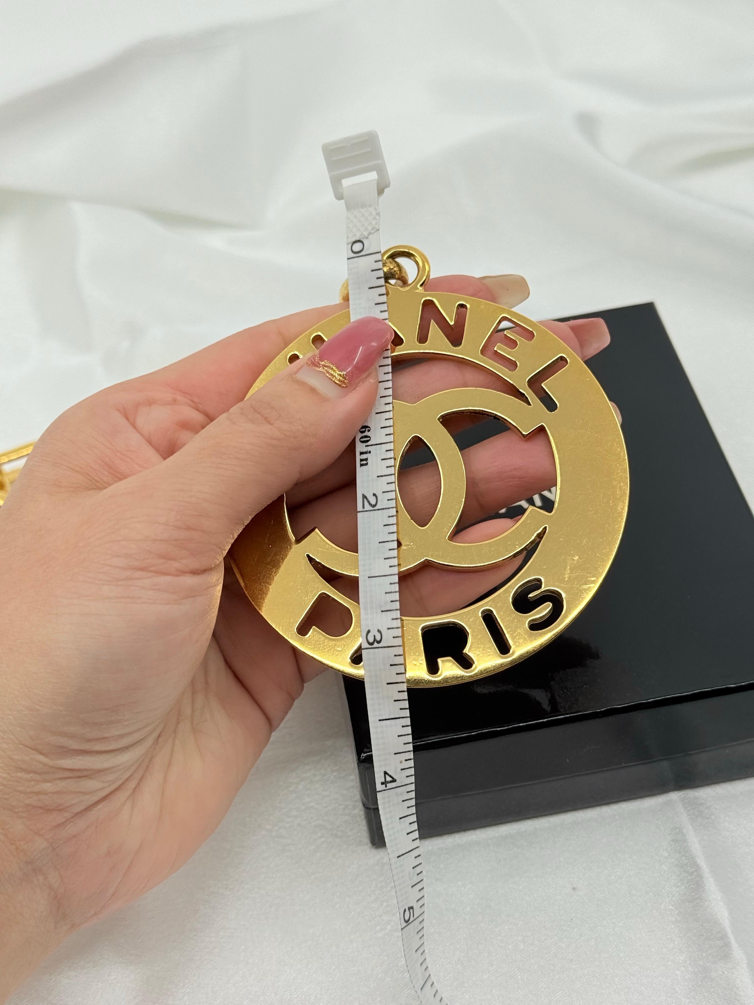Vintage CHANEL XL Gold CC Paris Medaillon Anhänger Kette Halskette im Angebot 3