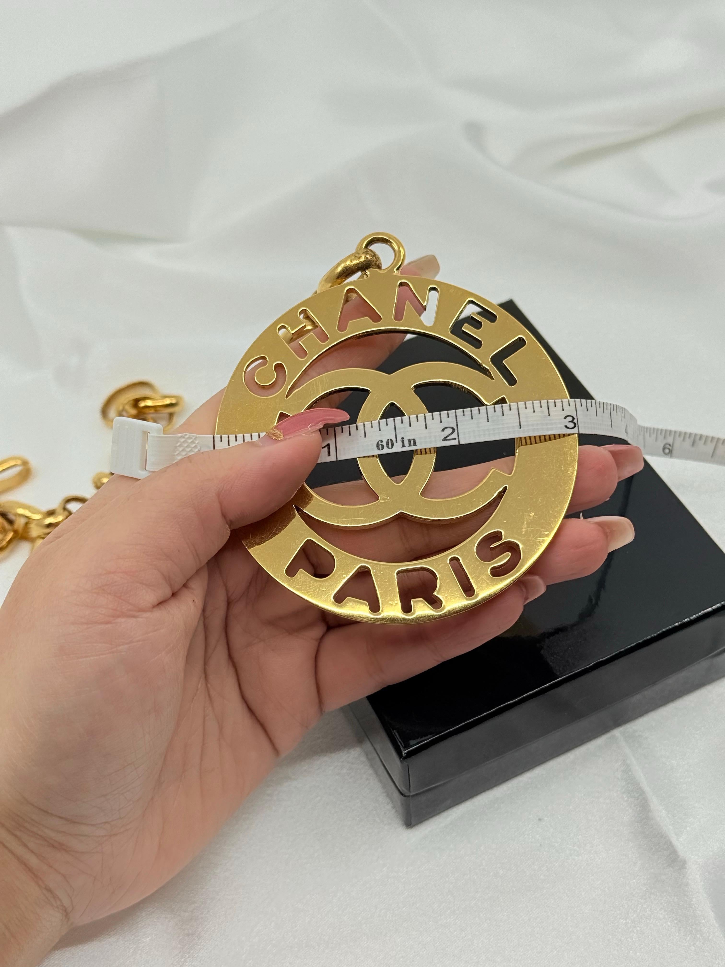 Vintage CHANEL XL Gold CC Paris Medaillon Anhänger Kette Halskette im Angebot 4