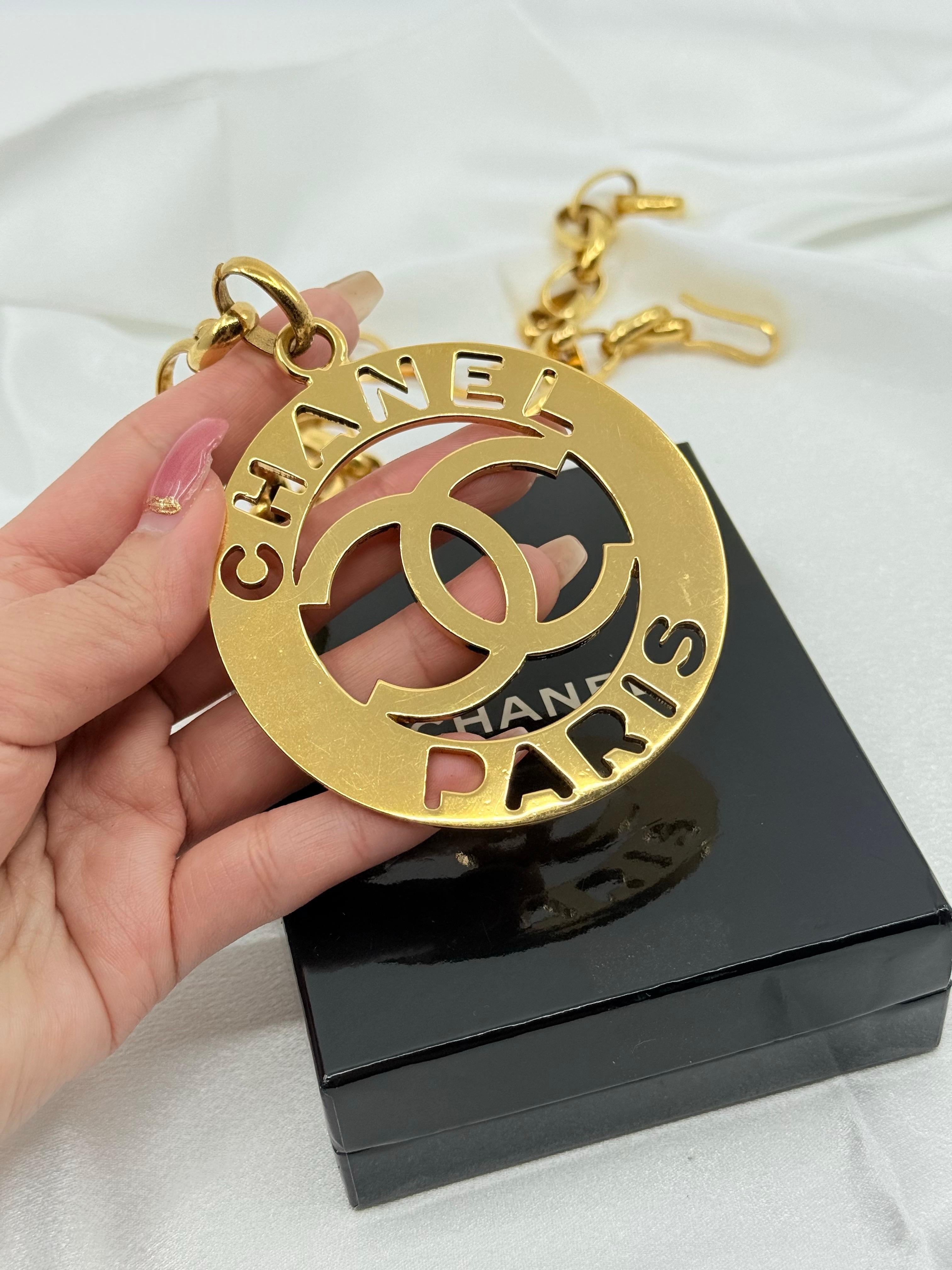 Vintage CHANEL XL Gold CC Paris Medaillon Anhänger Kette Halskette im Angebot 5
