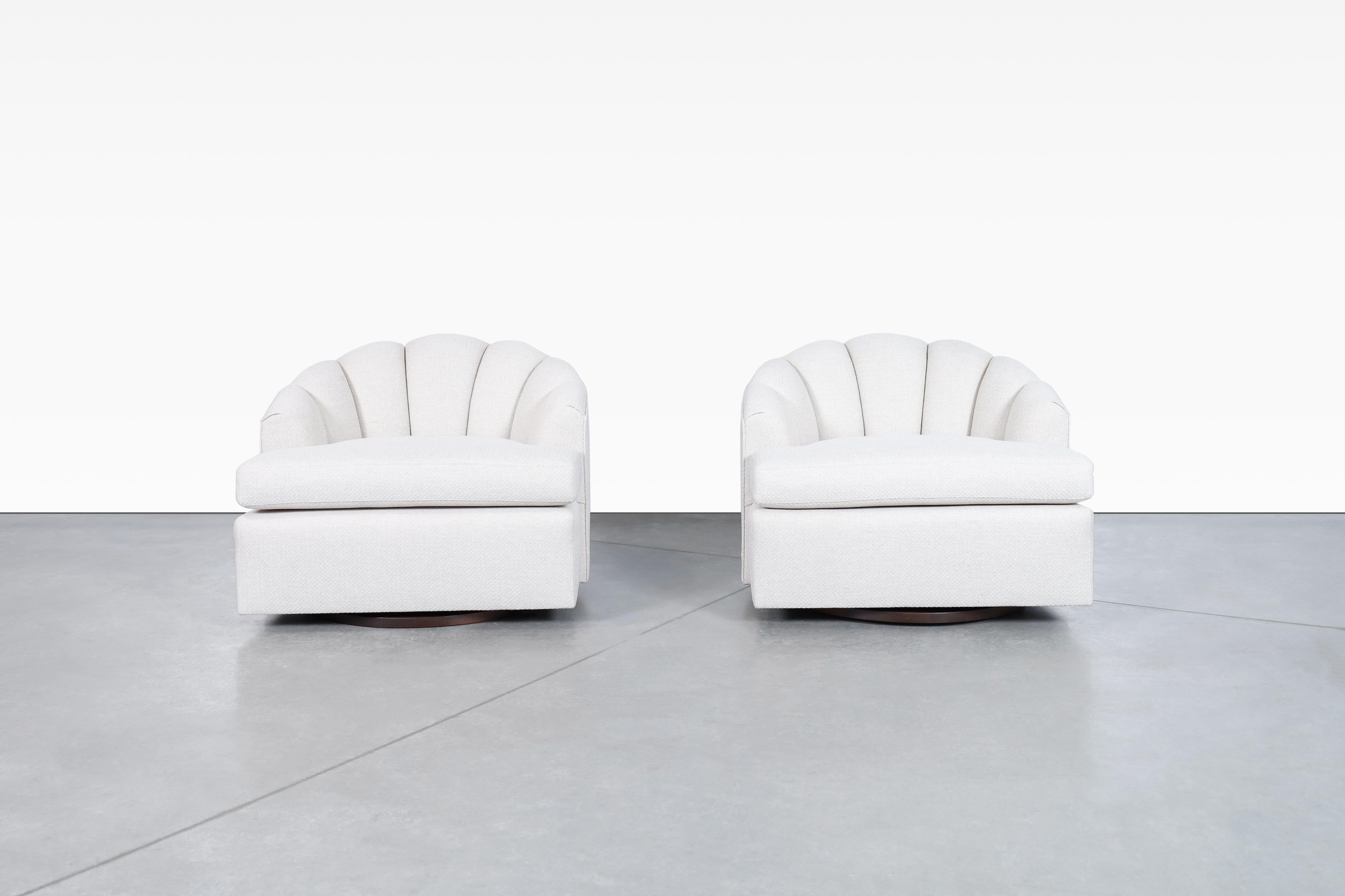 Merveilleuses chaises longues pivotantes vintage à dossier CIRCA, conçues et fabriquées aux États-Unis, vers les années 1970. Ces chaises représentent la combinaison parfaite du design, du confort et de l'élégance, des aspects rarement vus qui
