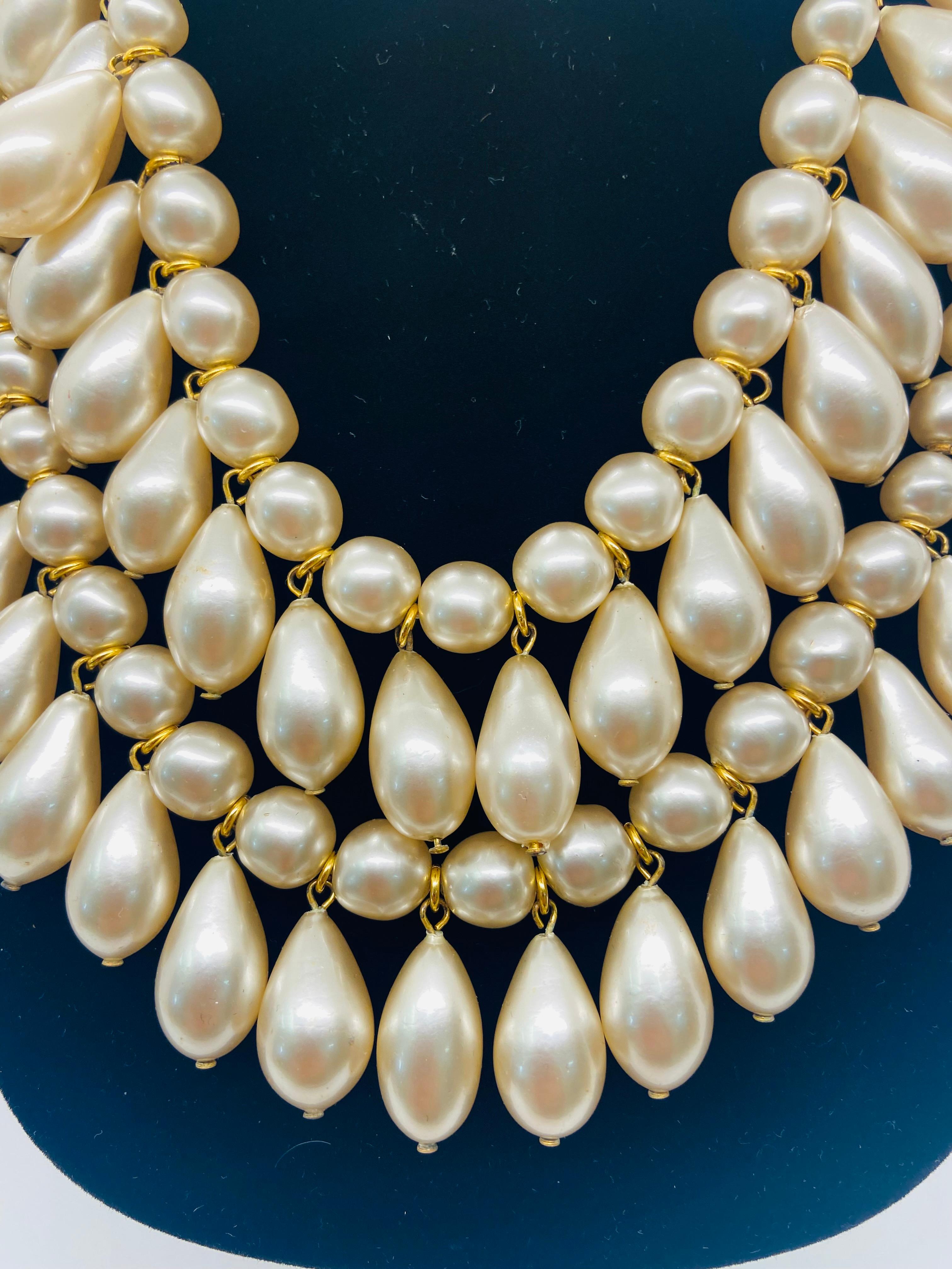 Ein seltenes und wunderschönes Vintage Chanel faux Perle vier Strang Halskette. Die Statement-Halskette besteht aus runden und tropfenförmigen Kunstperlen und ist auf dem Verschluss mit dem Chanel-Logo 
