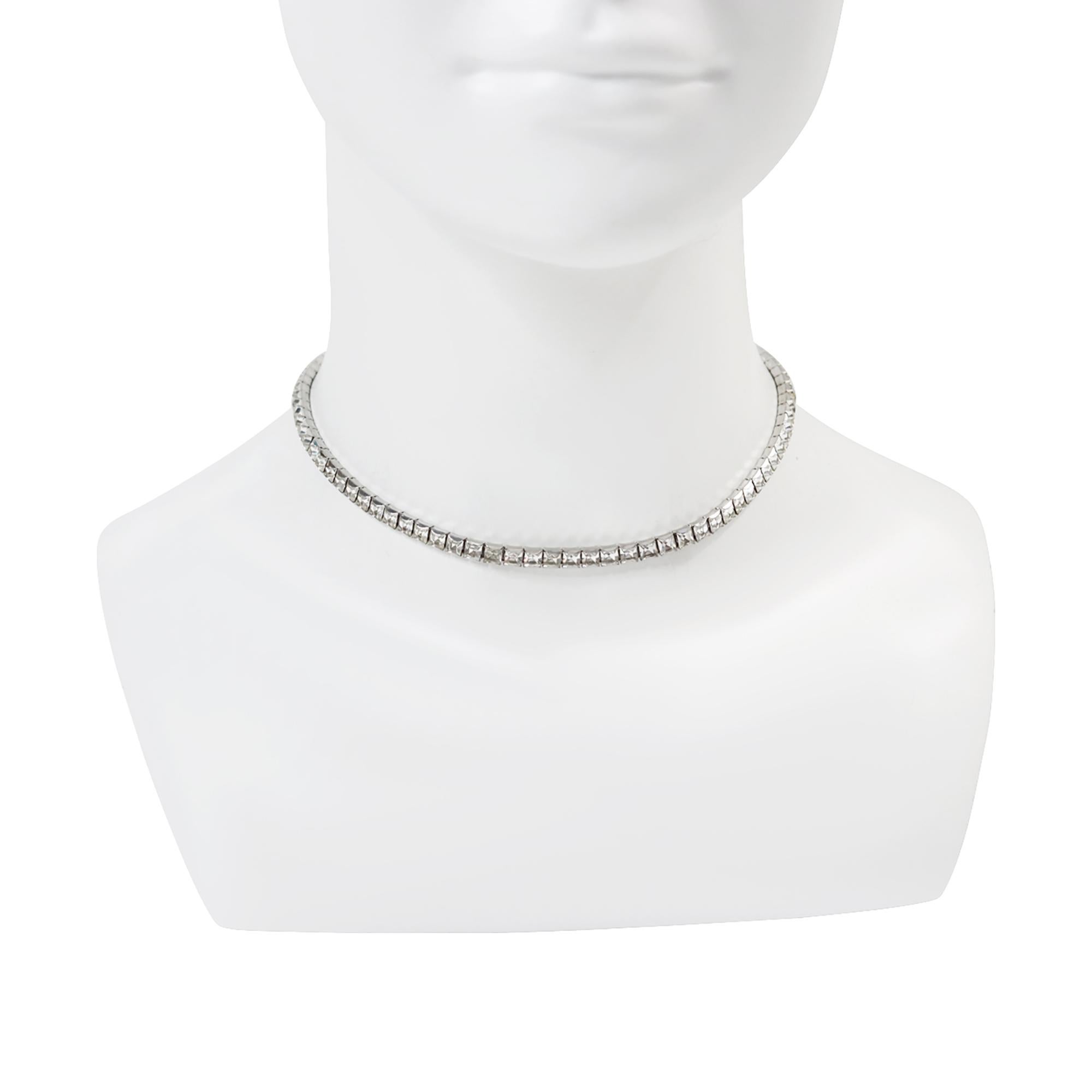 Girocollo quadrato con canali incastonati, vintage, circa anni '60. Questa sembra essere una collana classica molto costosa. Si tratta di un set di canali, e wow, è in grado di soddisfare le esigenze dei clienti! È in ottima forma. Non hai bisogno