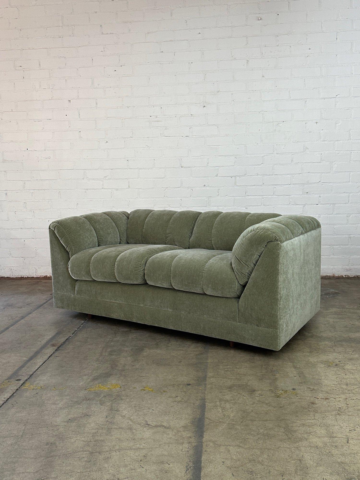 Vintage Channel Tufted Sofa im Angebot 9