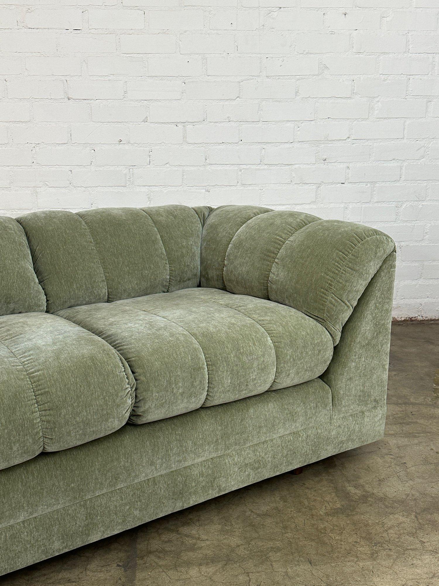 W70 D34.25 H29 SW46 SD25 SH20 AH28.5

Vollständig restauriertes Vintage-Sofa mit Kanaltufting in gedämpftem Grün. Der Artikel hat einen frischen Schaumstoff und einen weichen Chenille-Stoff. Der Artikel steht auf Rollen und lässt sich leicht