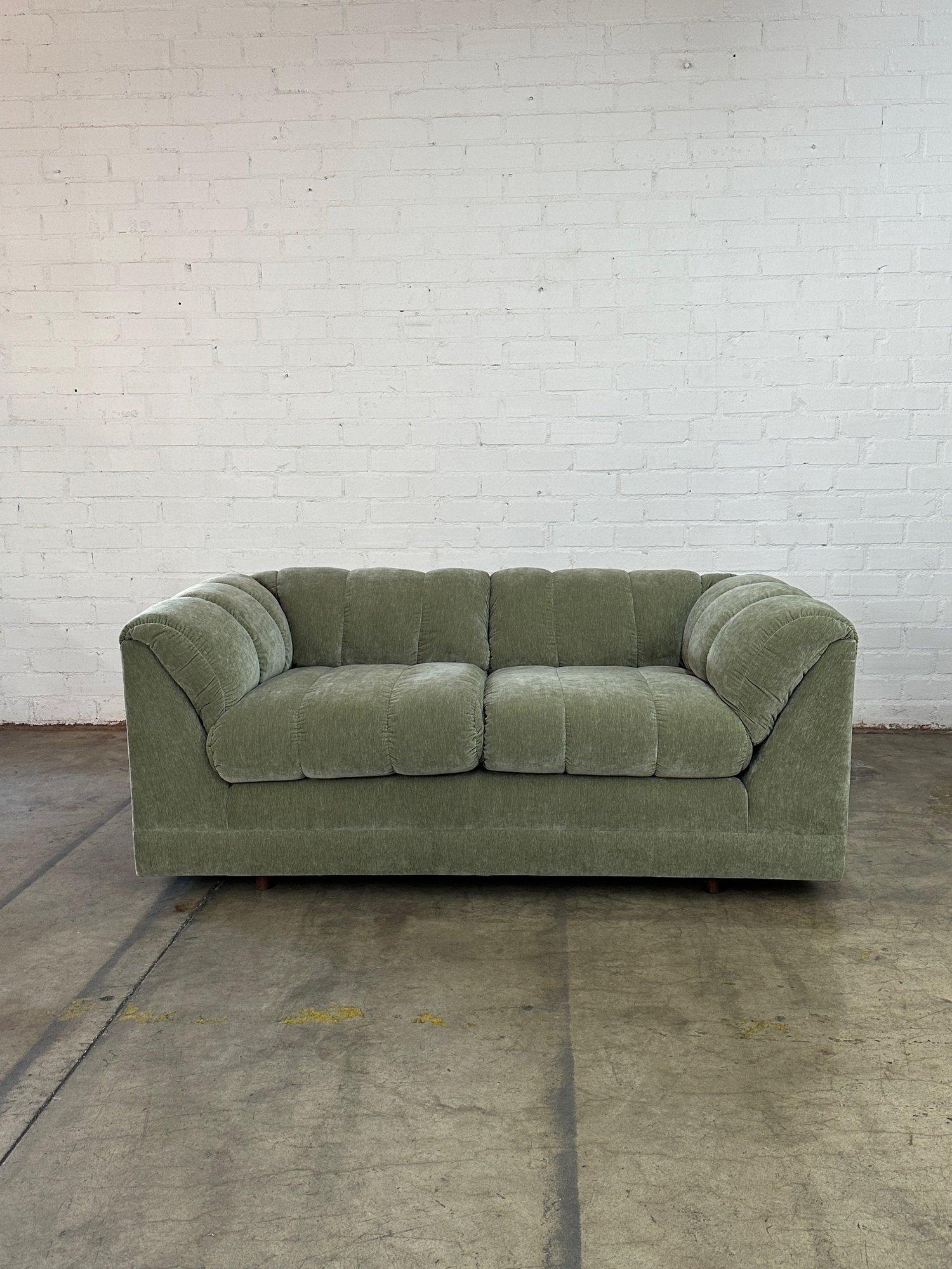 Vintage Channel Tufted Sofa im Zustand „Gut“ im Angebot in Los Angeles, CA