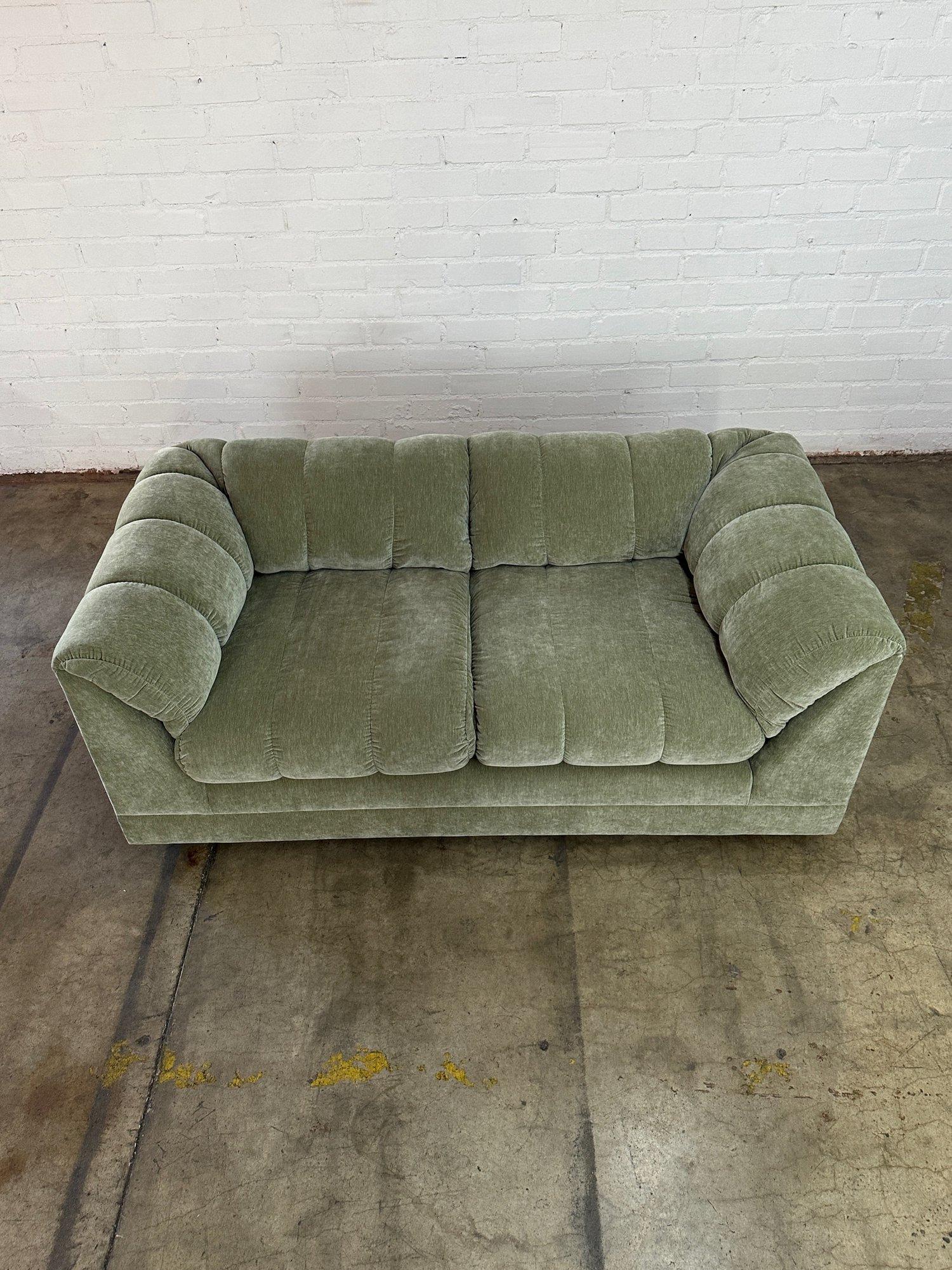 Vintage Channel Tufted Sofa (Ende des 20. Jahrhunderts) im Angebot