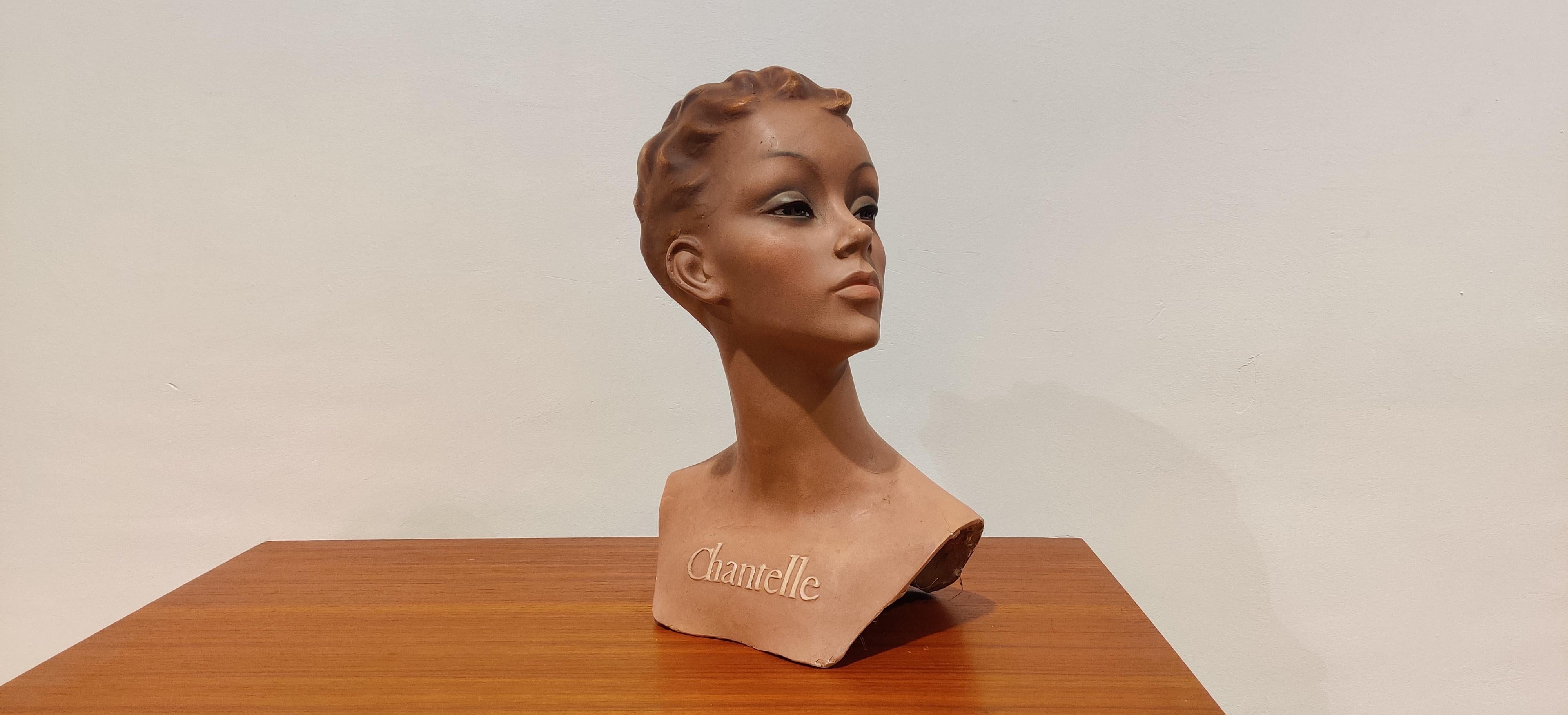 Belle tête de mannequin féminin en plâtre servant de buste publicitaire pour Chanetelle - une entreprise française de lingerie. 

Il était utilisé pour être exposé sur un comptoir de magasin ou une vitrine. 

Il présente quelques traces mineures