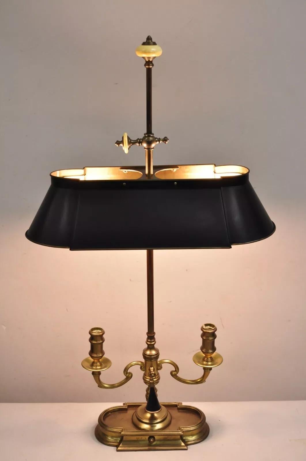 Vintage Chapman 1972 Bouillotte Tischlampe aus Messing mit schwarzem Tole-Metallschirm und Kerzenlöscher. CIRCA Spätes 20. Jahrhundert. Abmessungen: 31