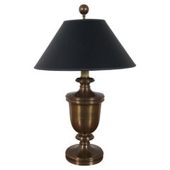 Vintage Chapman Brass Two Light Mantel Trophy Urn Table Vanity Lamp 23" (lampe de chevet à deux lumières en laiton)