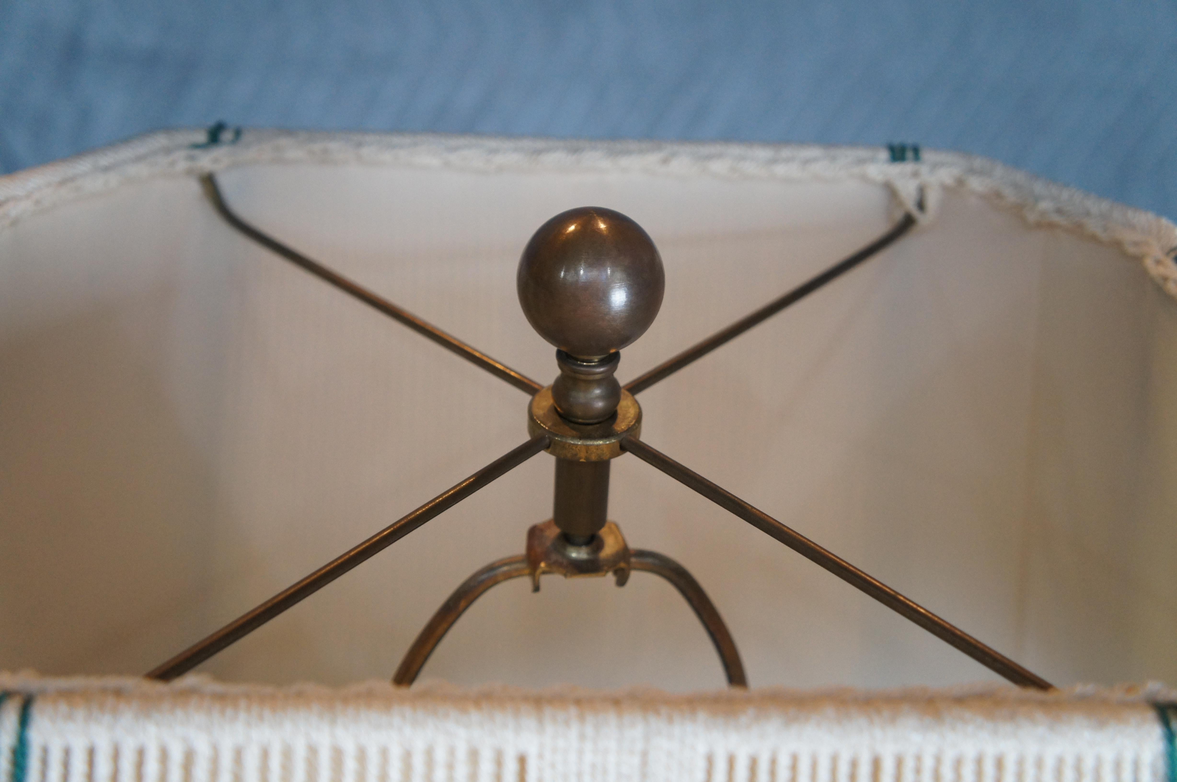 Chapman lampe de bureau vintage figurative en laiton avec pieds en forme de cerf-volant et pieds en forme de sabot en vente 2